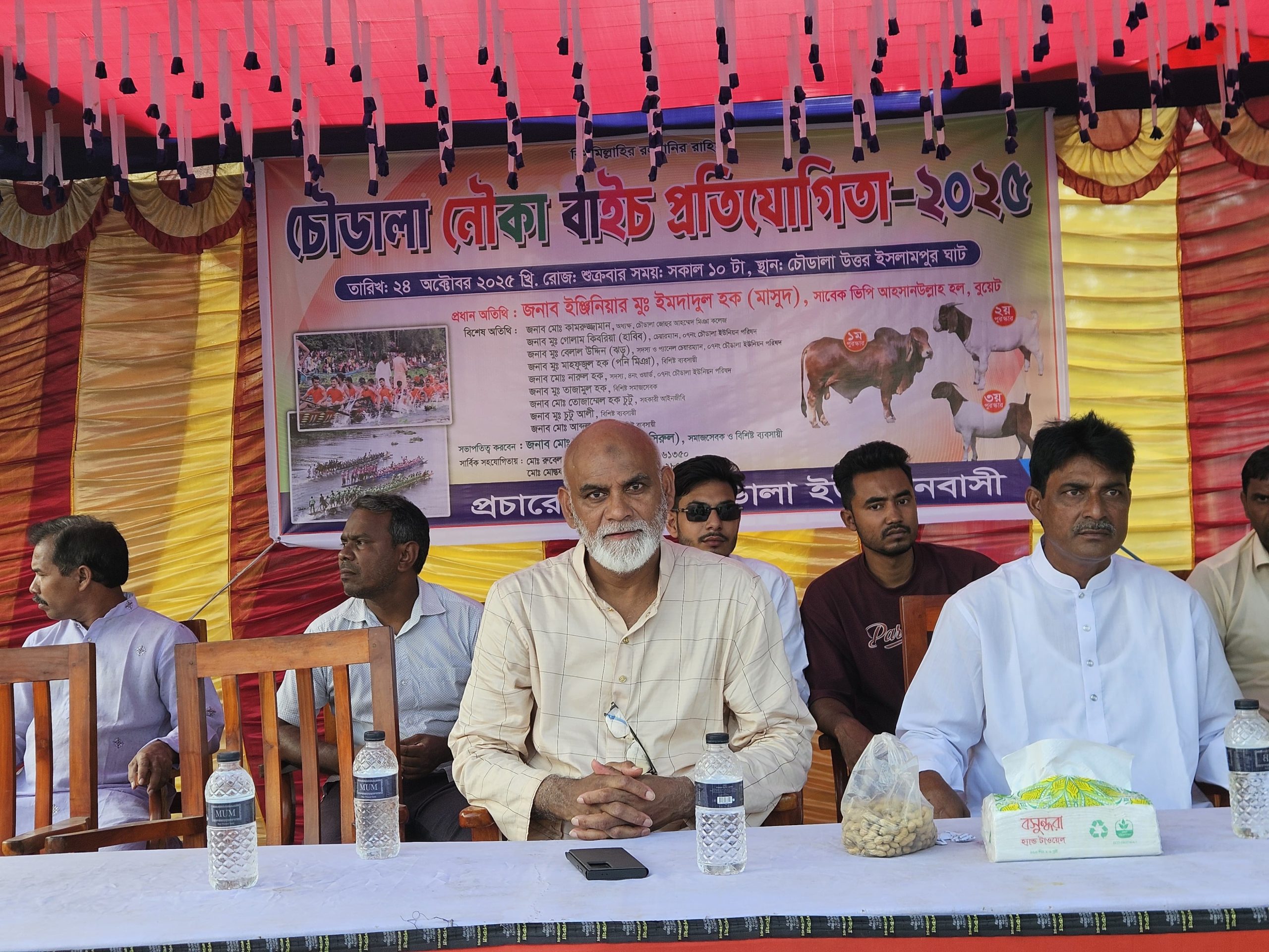 চাঁপাইনবাবগঞ্জে ঐতিহ্যবাহী নৌকা বাইচ দেখতে হাজারো মানুষের ঢল