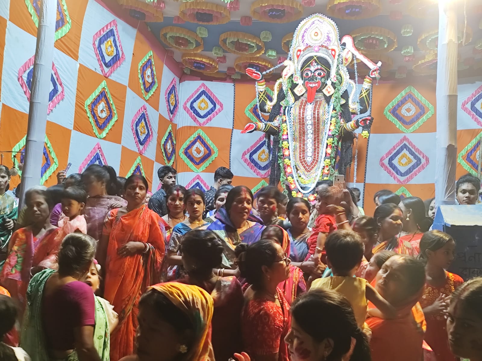 “বদলগাছীতে নেচে-গেয়ে আনন্দঘন মূহর্তের মধ্য দিয়ে দেবী কালীকে বিদায়”