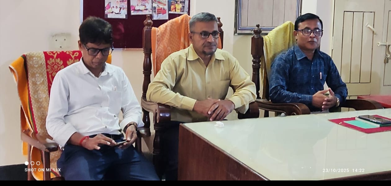 গোমস্তাপুরে কেজি স্কুলের পাঠদানের মান উন্নয়ন বিষয়ক মতবিনিময়