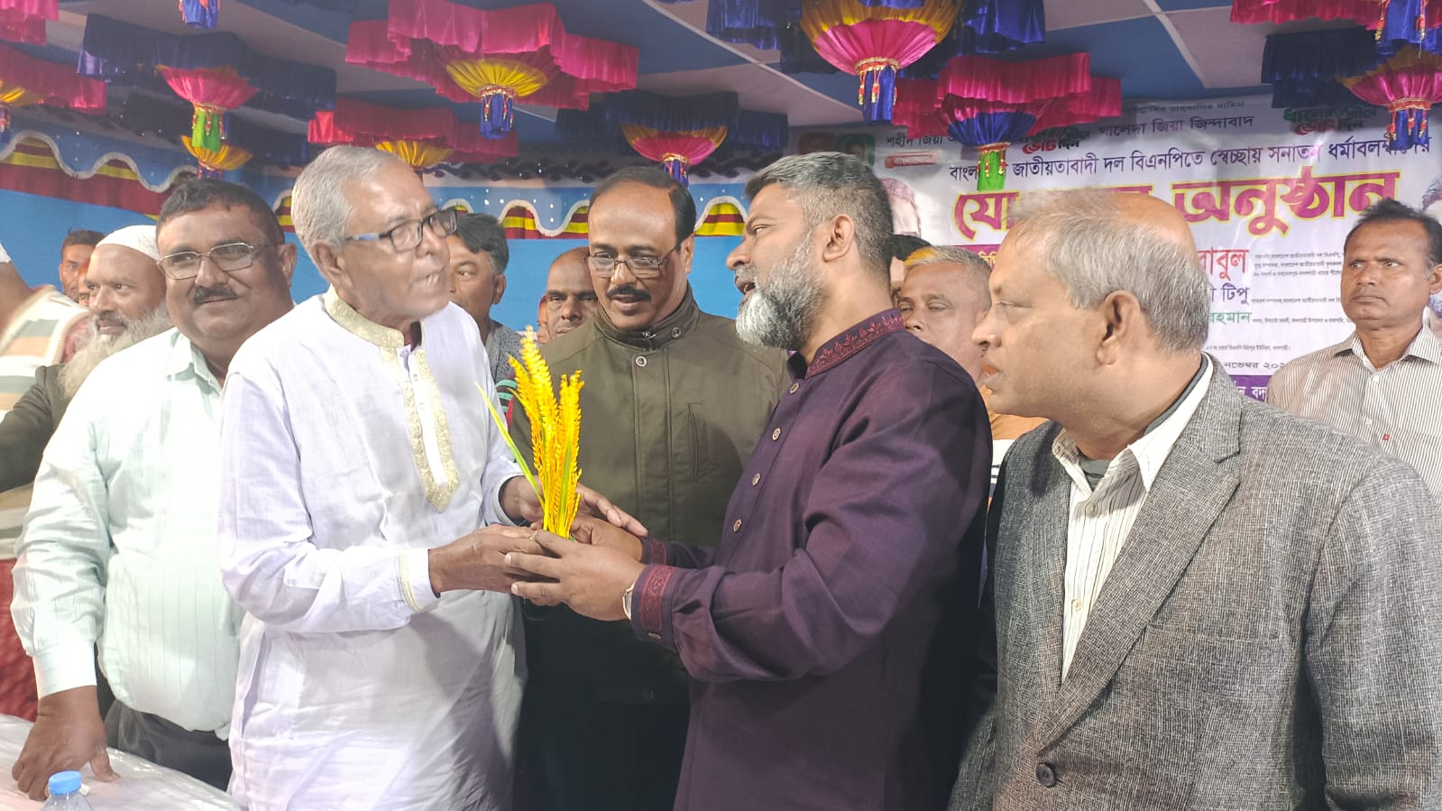 বদলগাছী উপজেলার মিঠাপুর ইউনিয়নের ৭শতাধিক সনাতন ধর্মাবলম্বী পরিবারের বিএনপিতে যোগদান