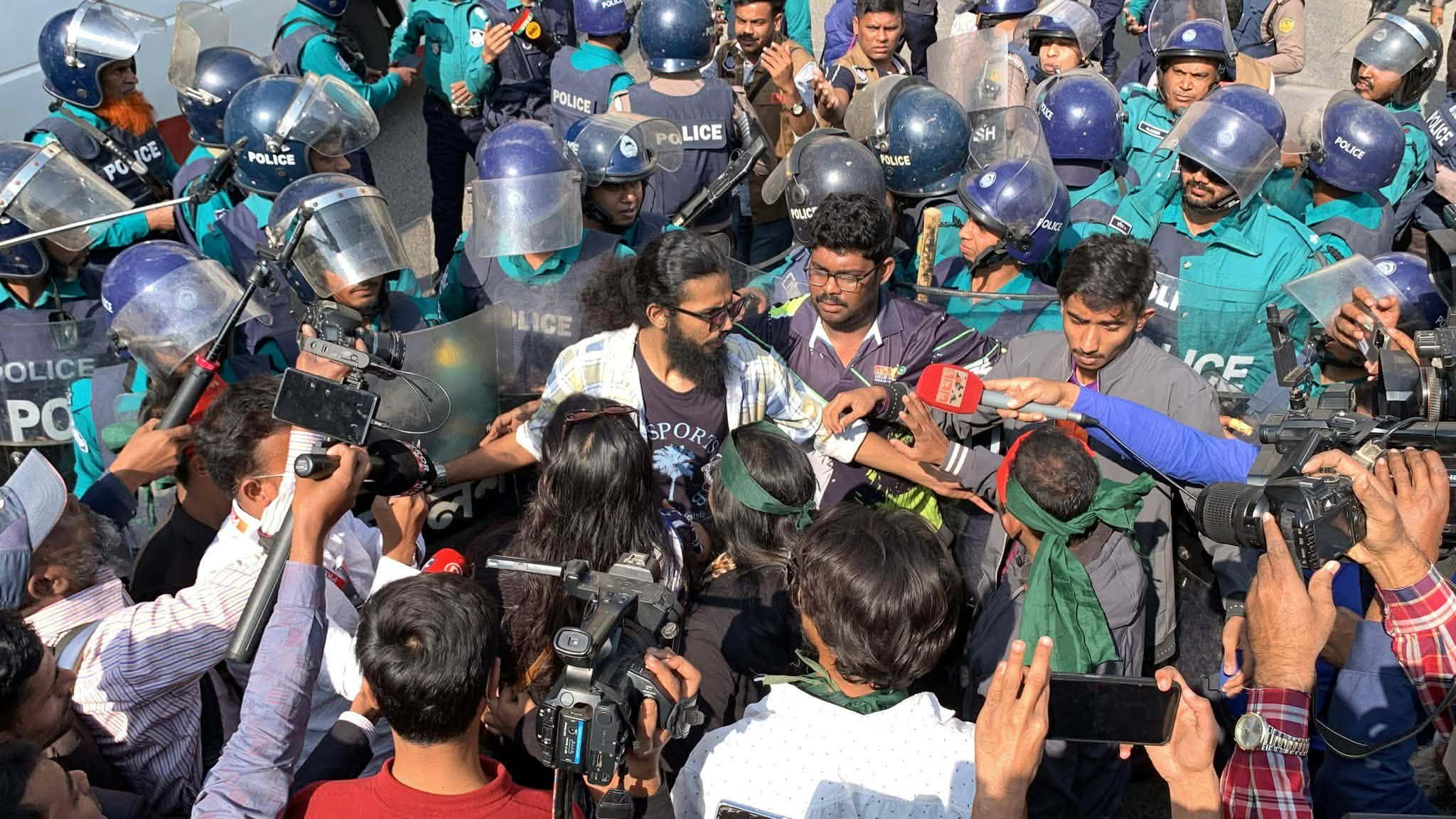 সহকারী ভারতীয় হাইকমিশন অভিমুখে মিছিলে পুলিশের বাধা ভারতীয় হাইকমিশন ঘেরাও করে বিক্ষোভ জুলাই ৩৬ মঞ্চের,পুলিশের বাধা