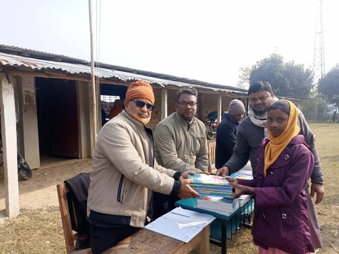 নাচলে বছরের প্রথম দিনে ছাত্র-ছাত্রীদের মাঝে নতুন পাঠ্যবই বিতরণ