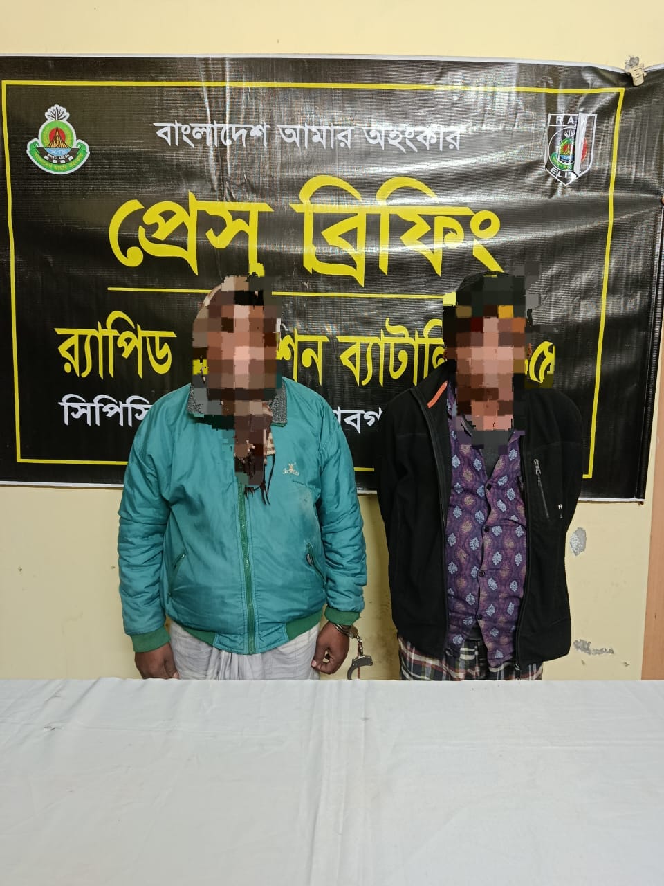 চাঁপাইনবাবগঞ্জে র‍্যাবের অভিযানে অর্ধকোটি টাকার হেরোইনসহ দুই মাদক কারবারি গ্রেপ্তার