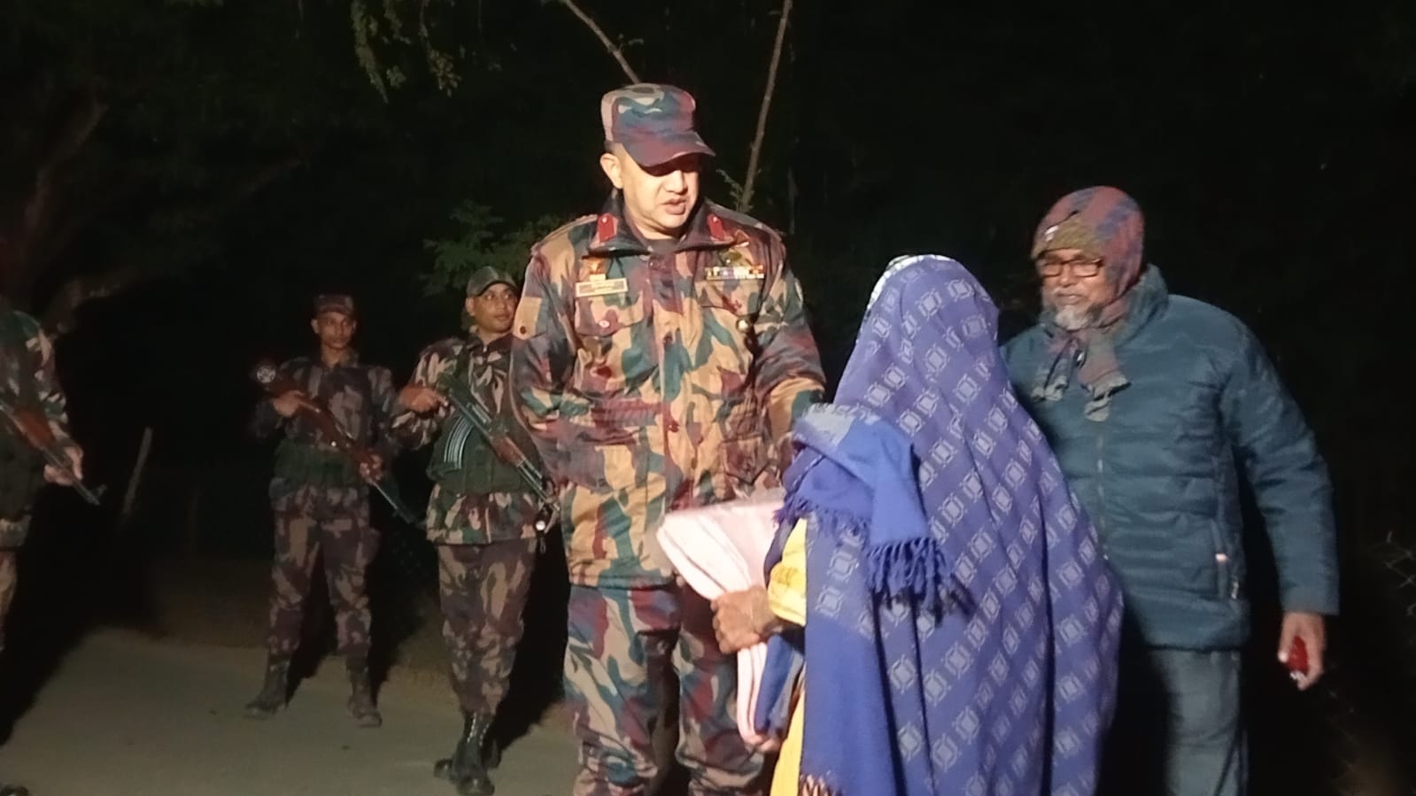 লোক চক্ষুর অন্তরালে ও রাতের আঁধারে মহানন্দা ব্যাটালিয়ন (৫৯ বিজিবি) অধিনায়কের শীতবস্ত্র বিতরণ