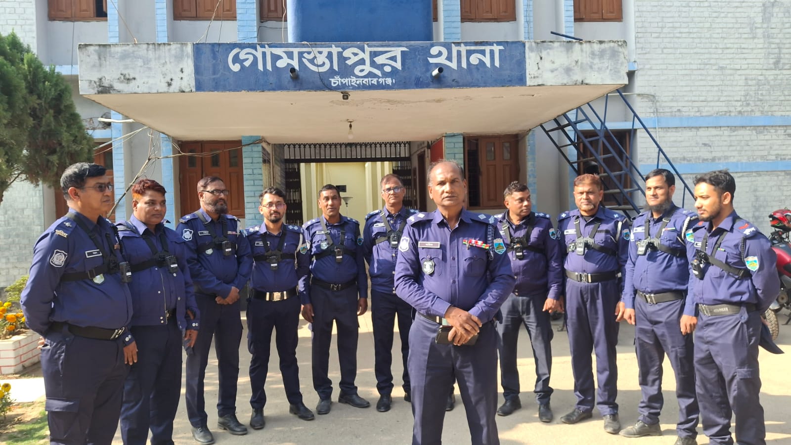সুষ্ঠু নির্বাচন নিশ্চিত করতে গোমস্তাপুর থানা পুলিশের ভোটকেন্দ্রে বডি ওর্ন ক্যামেরার ব্যবহার কার্যক্রম