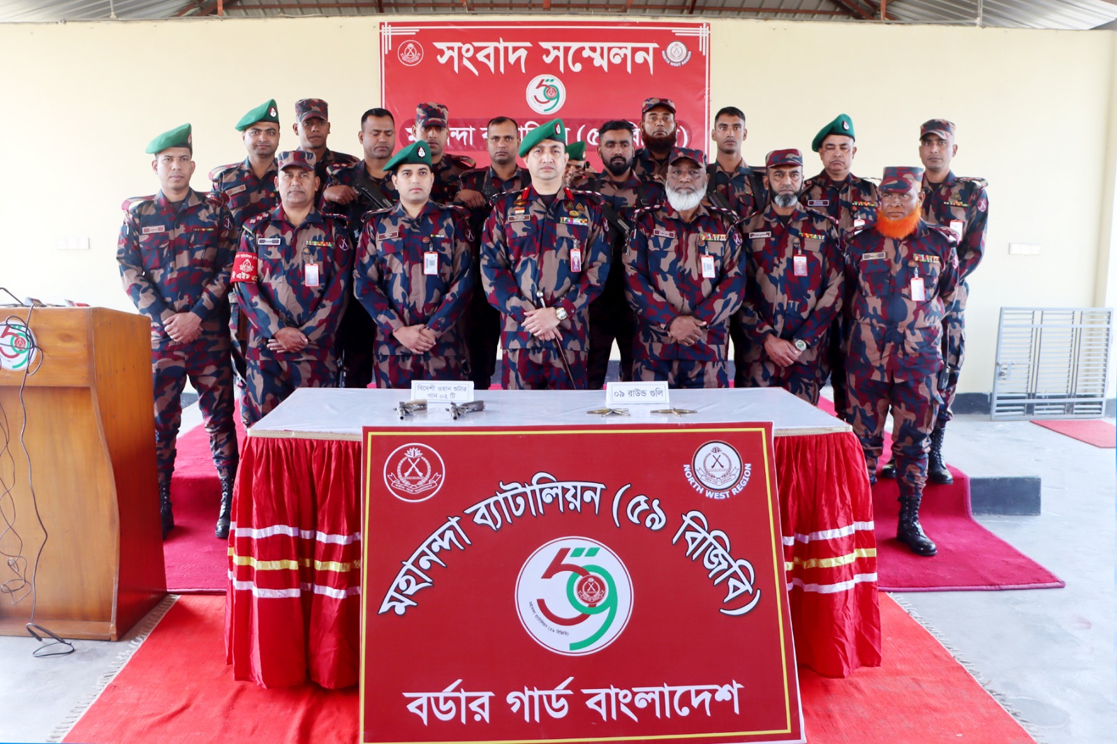 চাঁপাইনবাবগঞ্জের শিবগঞ্জ সীমান্তে অবৈধ ২টি বিদেশী ওয়ান শুটার গান ও ৯ রাউন্ড গুলি উদ্ধার করলো ৫৯ বিজিবি