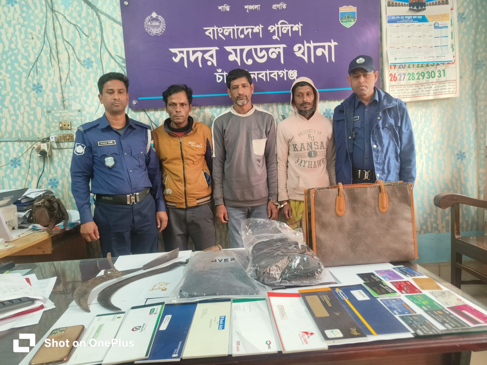 চাঁপাইনবাবগঞ্জে পরিবারসহ ব্যবসায়ীকে অস্ত্র ঠেকিয়ে ছিনতাই: ৩ জন গ্রেফতার, মালামাল উদ্ধার