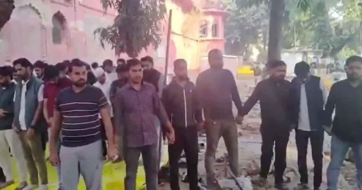 নামাজরত শিক্ষার্থীদের নিরাপত্তায় ঢাল হয়ে দাঁড়ালেন হিন্দু সহপাঠীরা