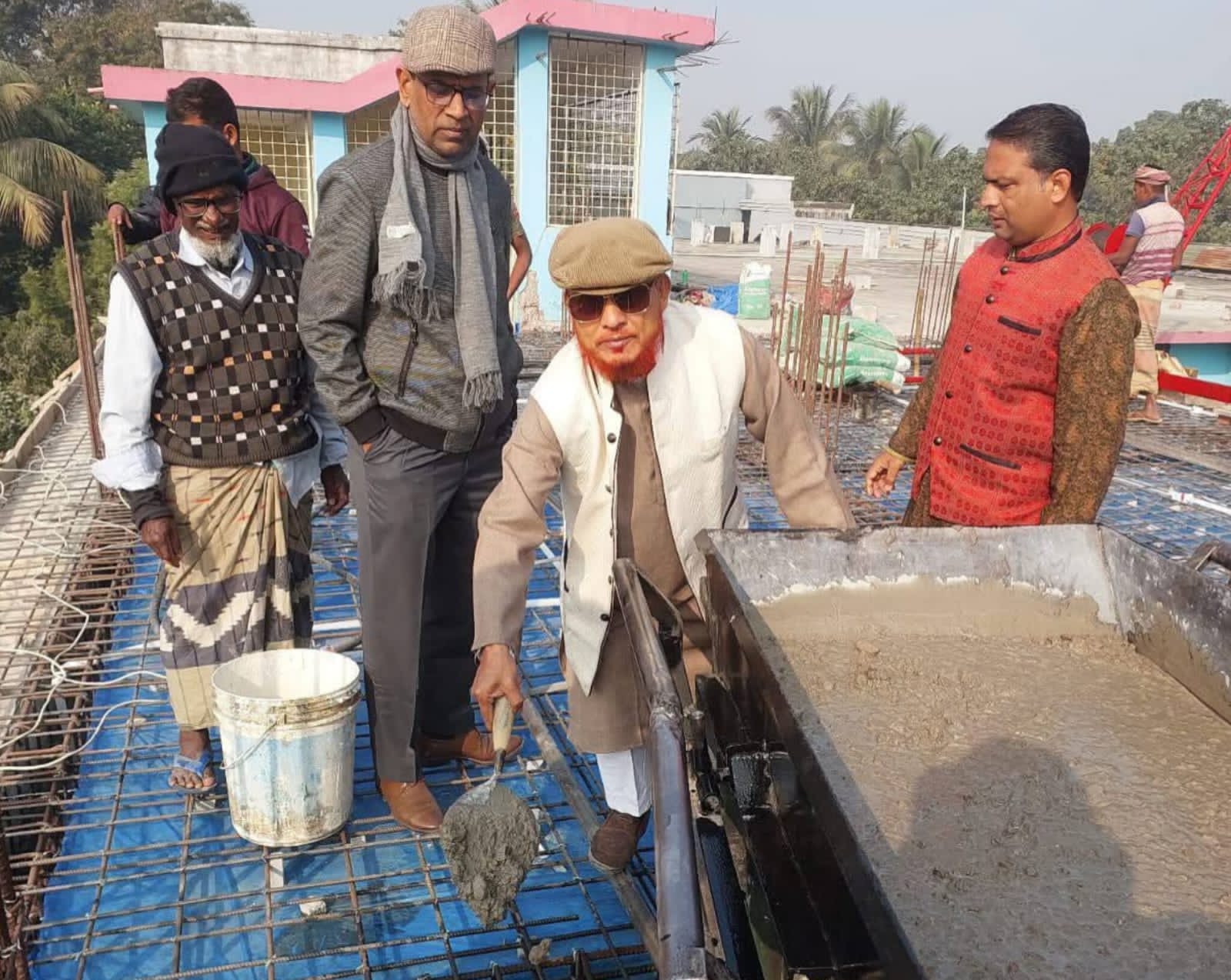 চাঁপাইনবাবগঞ্জে আইনজীবী সমিতি ভবনের ছাদ ঢালাই কাজের উদ্বোধন