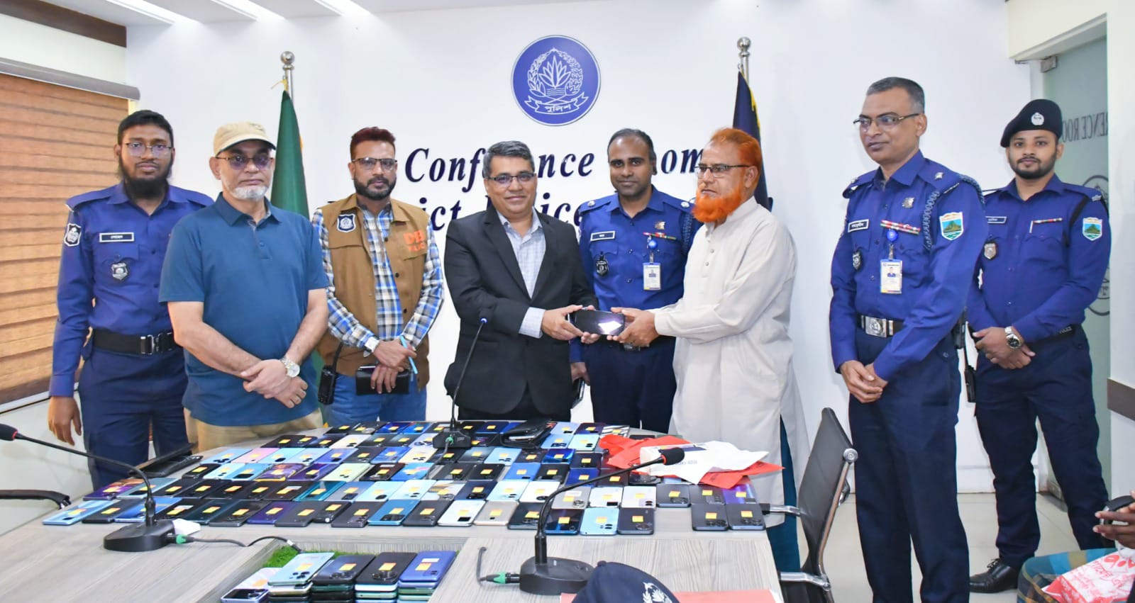 হারানো ১২৬টি মোবাইল ফোন উদ্ধার করে ফেরত দিলো পুলিশ