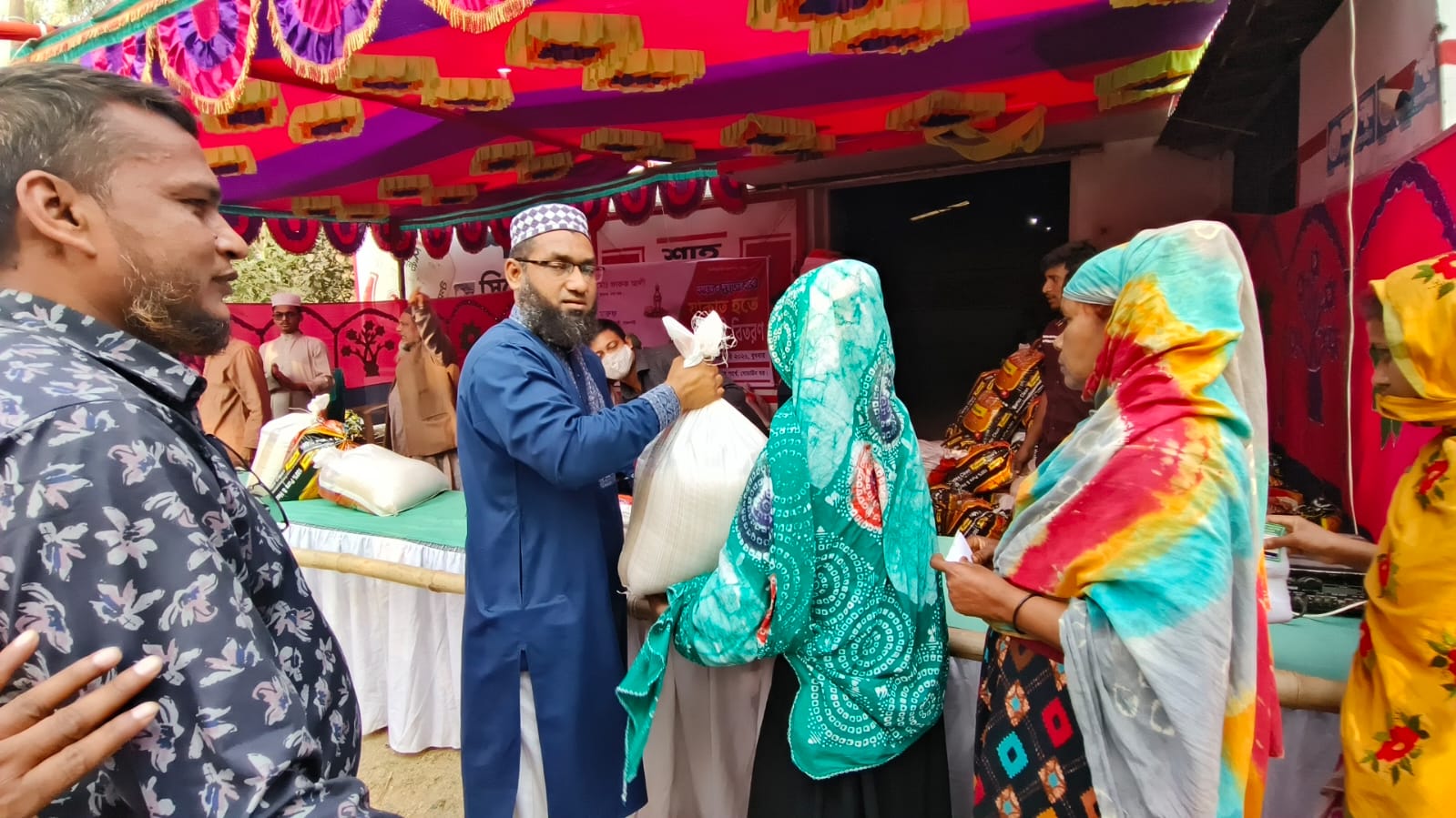 চাঁপাইনবাবগঞ্জে ১৫০০ হাজার অসহায় ও দুস্থদের মাঝে পরিবারের মাঝে খাদ্যসামগ্রী বিতরণ 