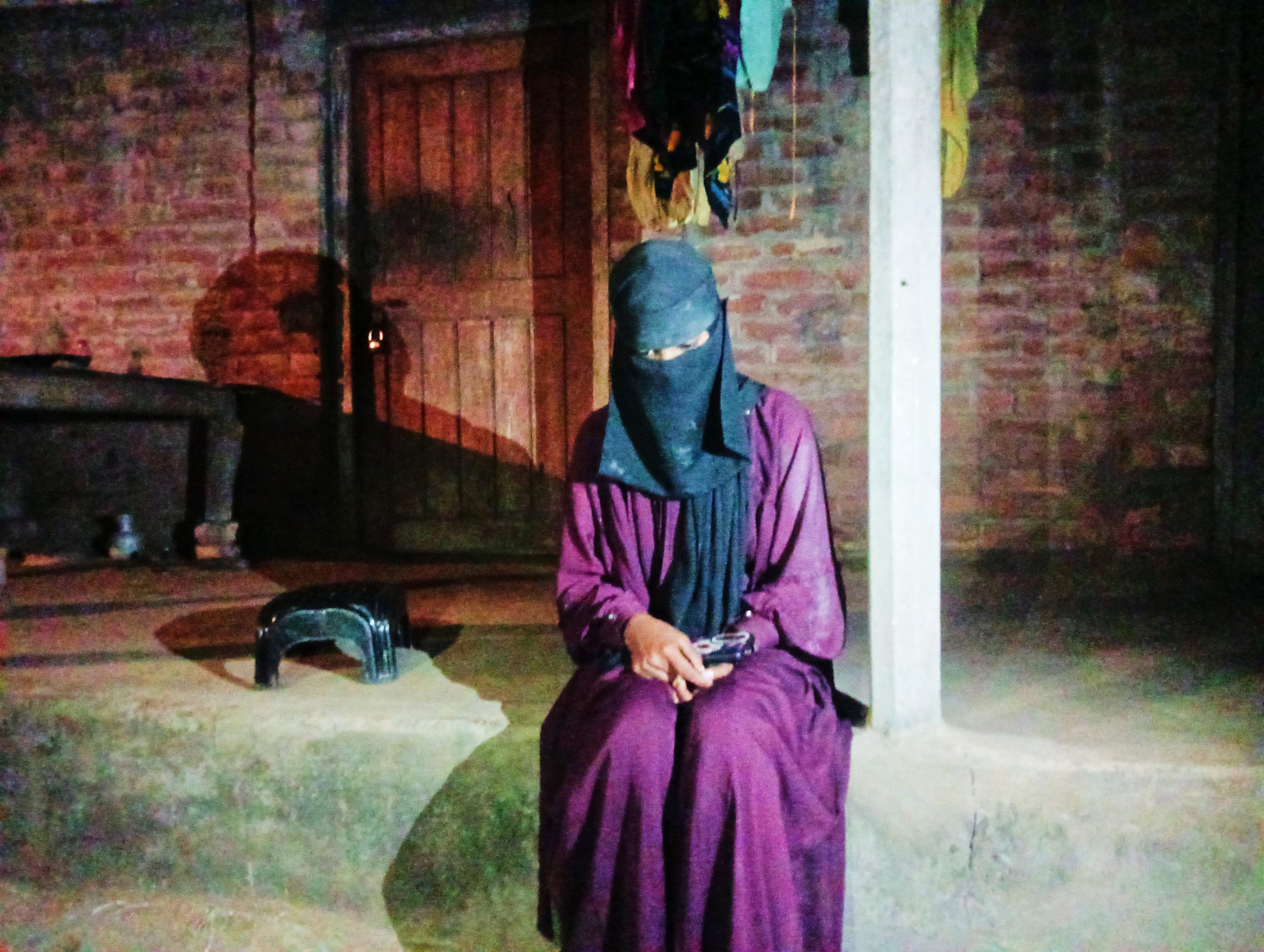 বিয়ের দাবিতে প্রেমিকার অবস্থান, অর্থ ও স্বর্ণ আত্মসাতের অভিযোগে উত্তেজনা