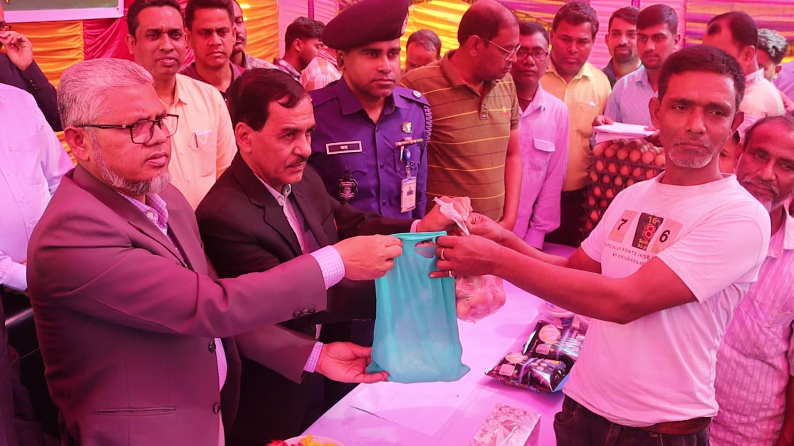 নওগাঁয় প্রাণিসম্পদের উদ্যোগে সুলভ মুল্যে দুধ ও ডিম বিক্রি শুরু