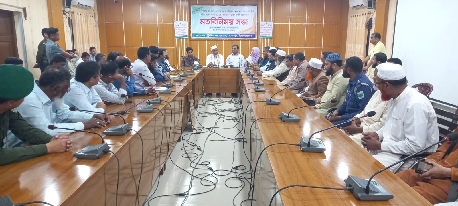 গোমস্তাপুরে উপজেলা পর্যায়ের কর্মকর্তাদের সাথে এমপির মতবিনিময়