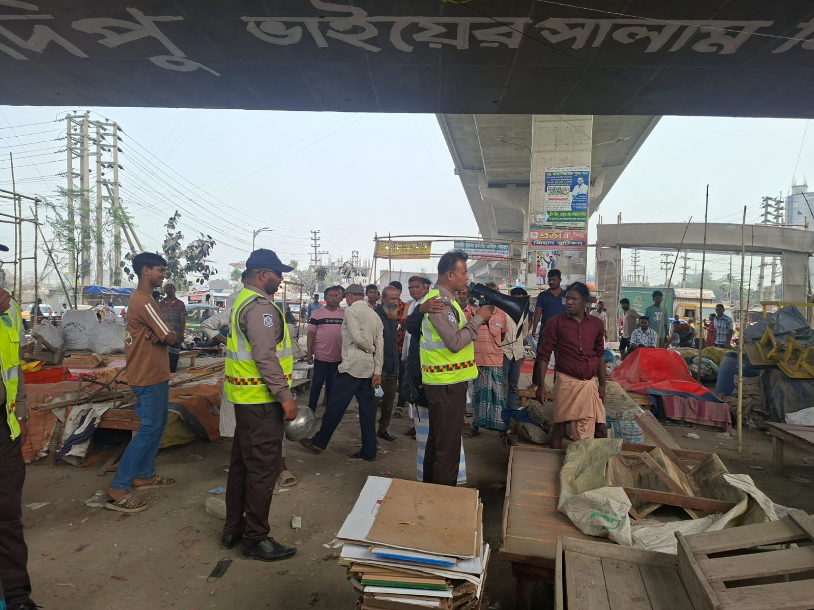 রূপগঞ্জে ফুটপাত দখলমুক্ত করতে যৌথ উচ্ছেদ অভিযান।