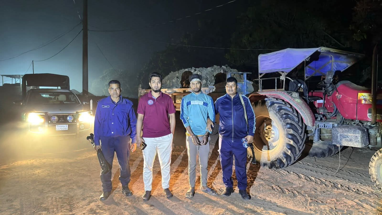 চাঁপাইনবাবগঞ্জে পদ্মা নদী থেকে অবৈধ মাটি উত্তোলন: ট্রাক্টরসহ যুবক আটক, কারাদণ্ড ও জরিমানা