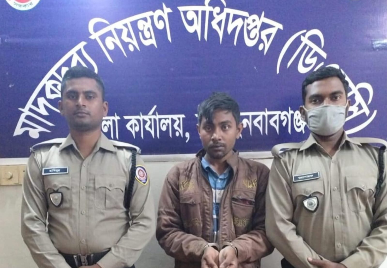 চাঁপাইনবাবগঞ্জ ভোলাহাটে ডিএনসি’র অভিযানে হেরোইনসহ আটক ১