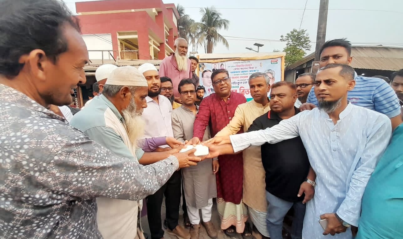 শফিকুল হক মিলন এমপি দীর্ঘায়ু কামনায় পথচারীদের মাঝে ইফতার বিতরণ