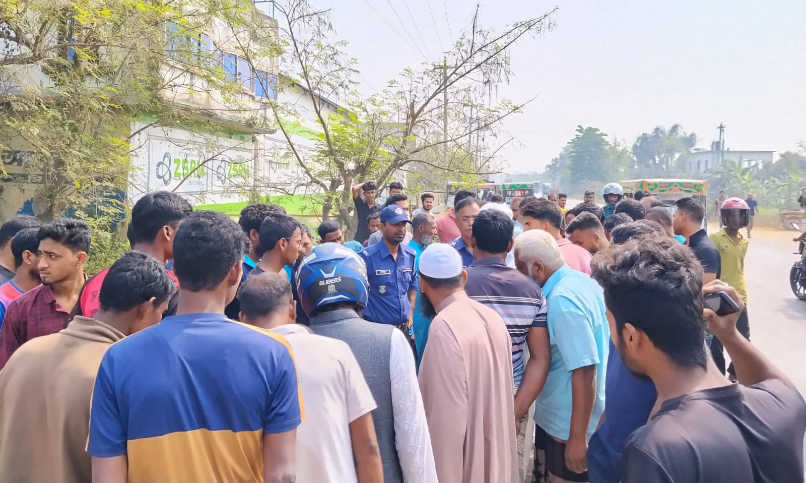 নওগাঁয় বাসের ধাক্কায় মোটসাইকেল আরোহী যুবক নি’হ’ত