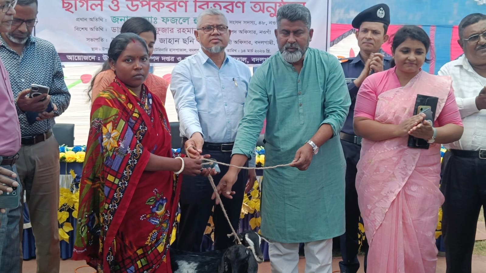 বদলগাছীতে ক্ষুদ্র নৃ–গোষ্ঠীর ১০০ পরিবার পেল ছাগল ও ফ্লোরম্যাট