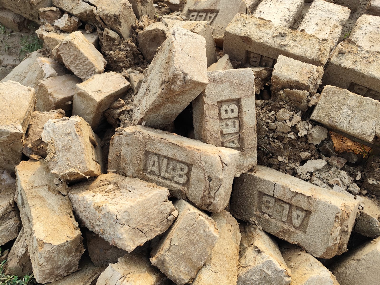 বদলগাছীতে বছরের প্রথম বৃষ্টিতেই সর্বনাশ ১০কোটি টাকার কাঁচা ইট নষ্ট -হতাশায় ভাটা মালিকরা!