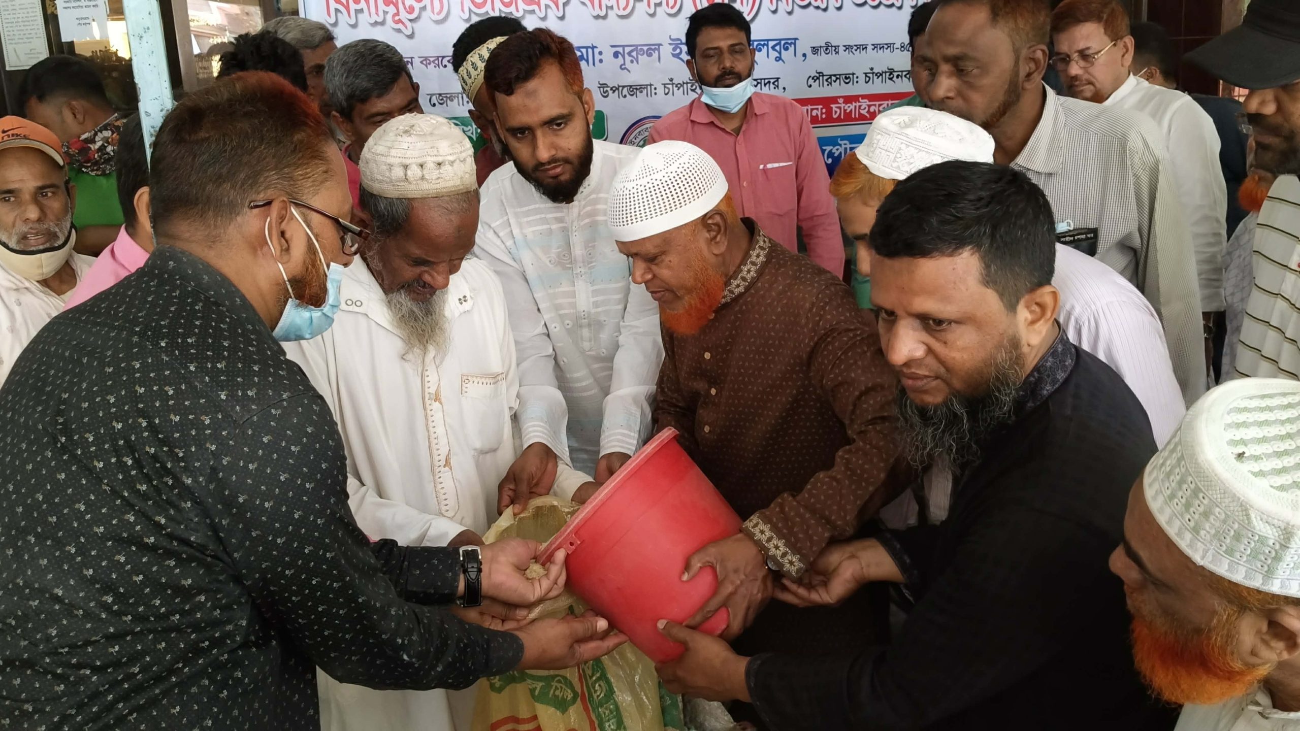 চাঁপাইনবাবগঞ্জে পবিত্র ঈদুল ফিতর উপলক্ষে ভিজিএফ এর চাল বিতরণ