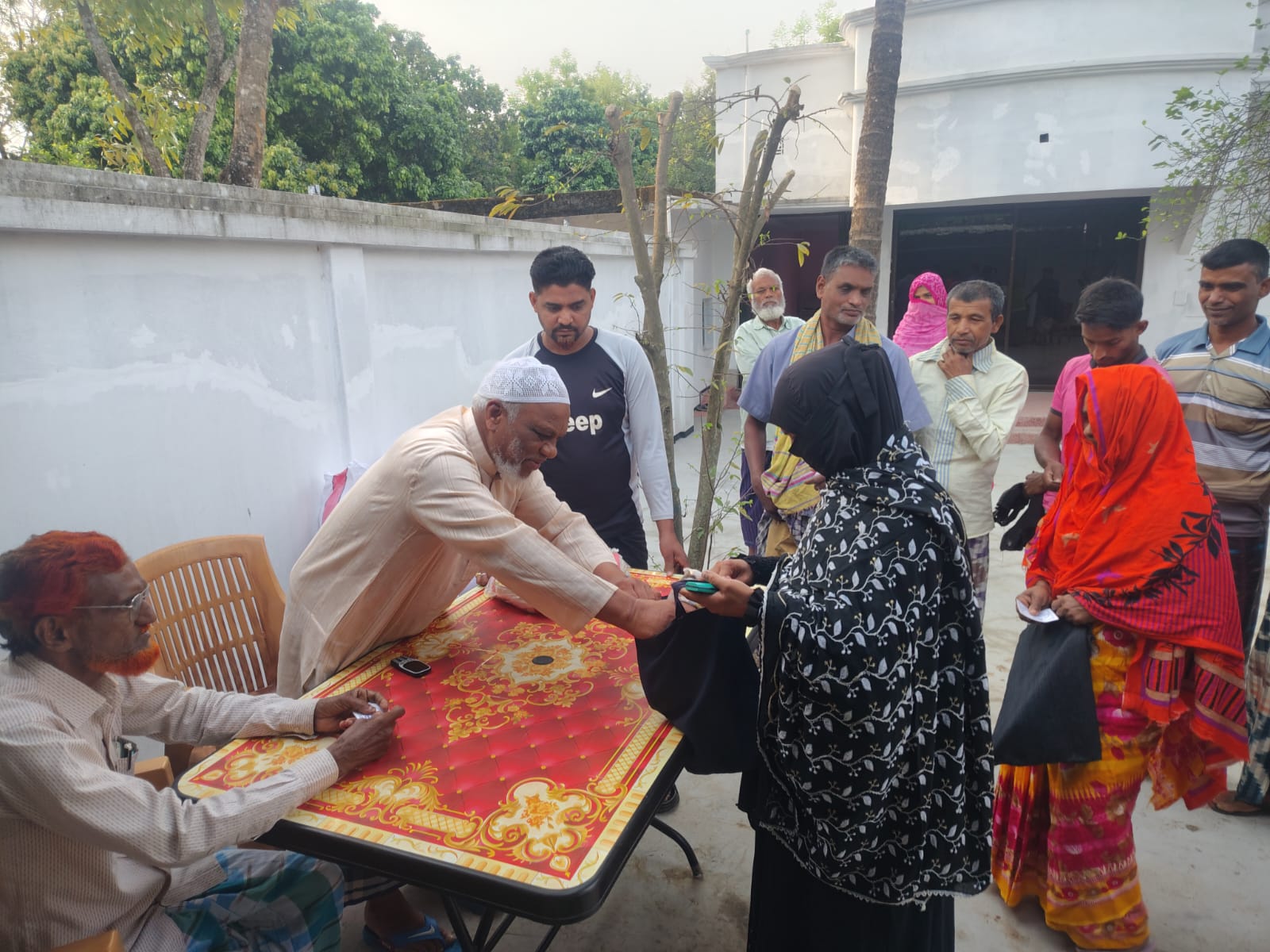 পুরো রমজানজুড়ে অসহায় মানুষের পাশে  বিশিষ্ট ব্যবসায়ী ও সমাজসেবক মোঃ আবু তালেব