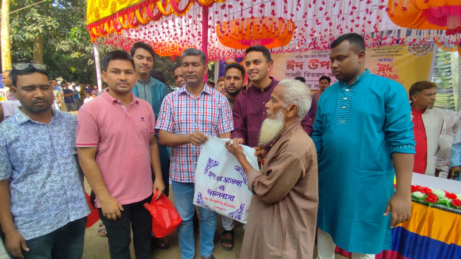অসহায় ও দুস্থদের মাঝে খোকনের ঈদ সামগ্রী বিতরণ