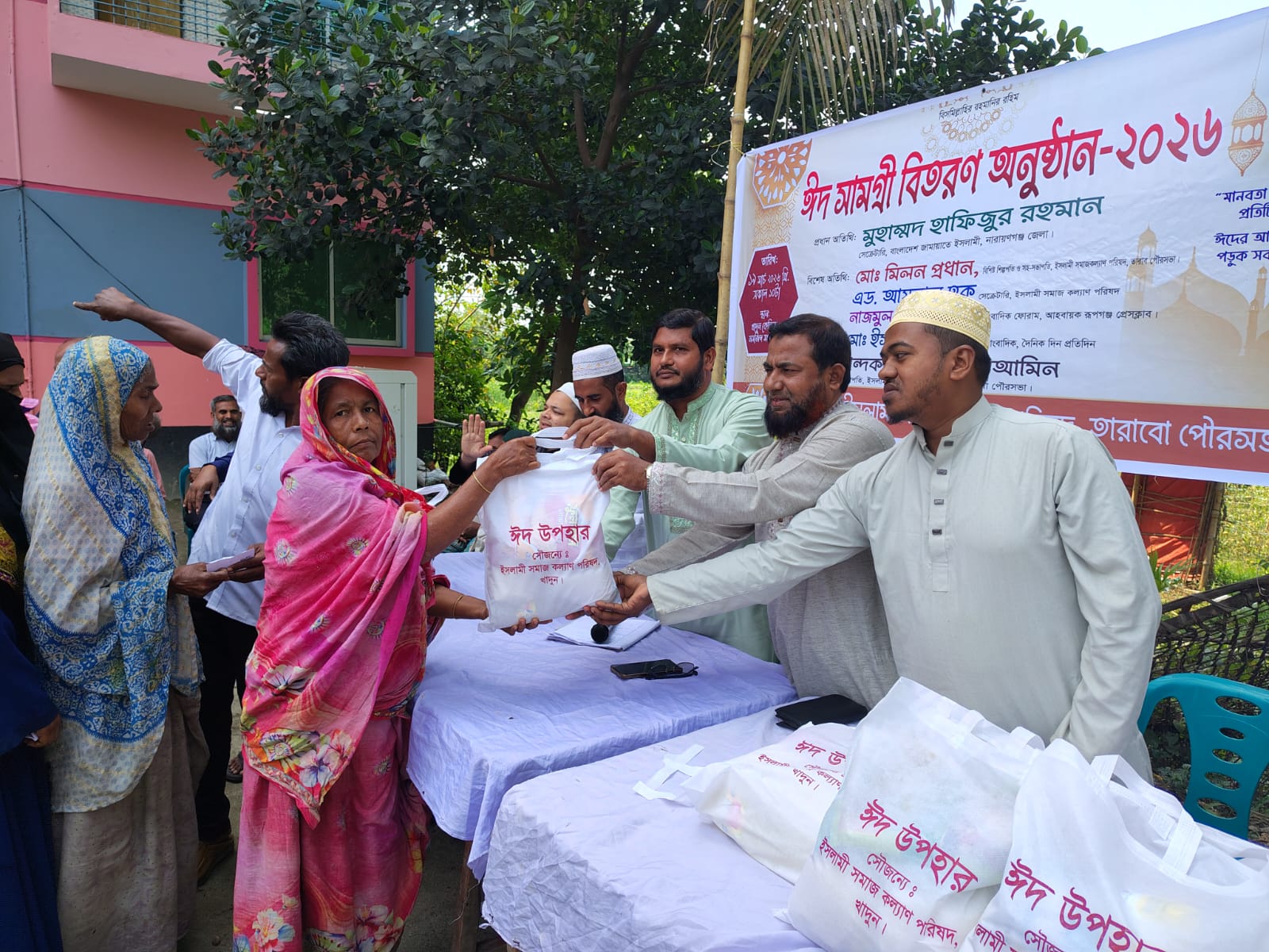 রূপগঞ্জে সামাজিক সংগঠনের উদ্যোগে ২০০ অসহায় পরিবারের মাঝে ঈদ সামগ্রী বিতরণ
