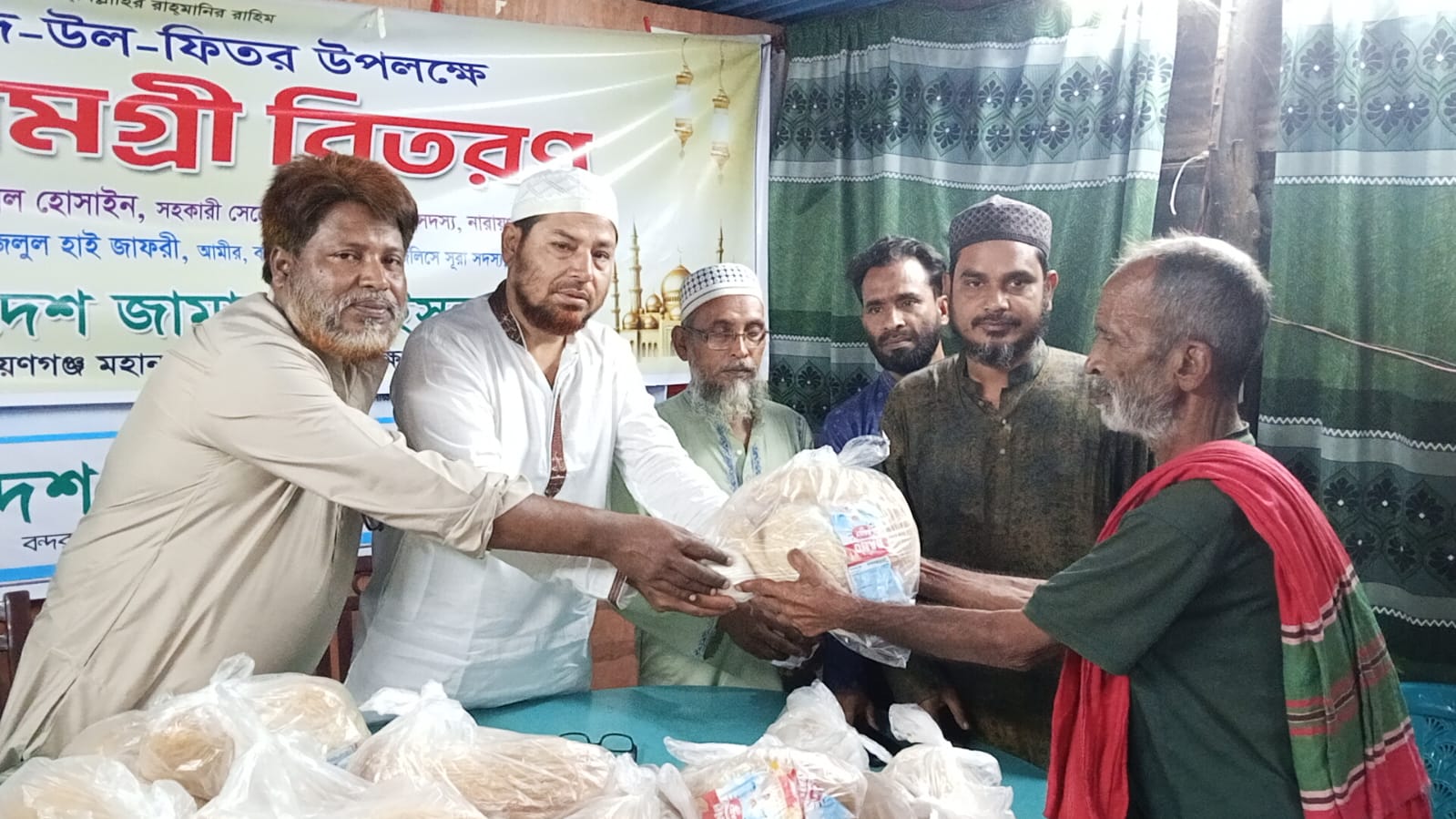 নারায়ণগঞ্জ সদর পূর্ব থানার উদ্যোগে ঈদ সামগ্রী বিতরণ