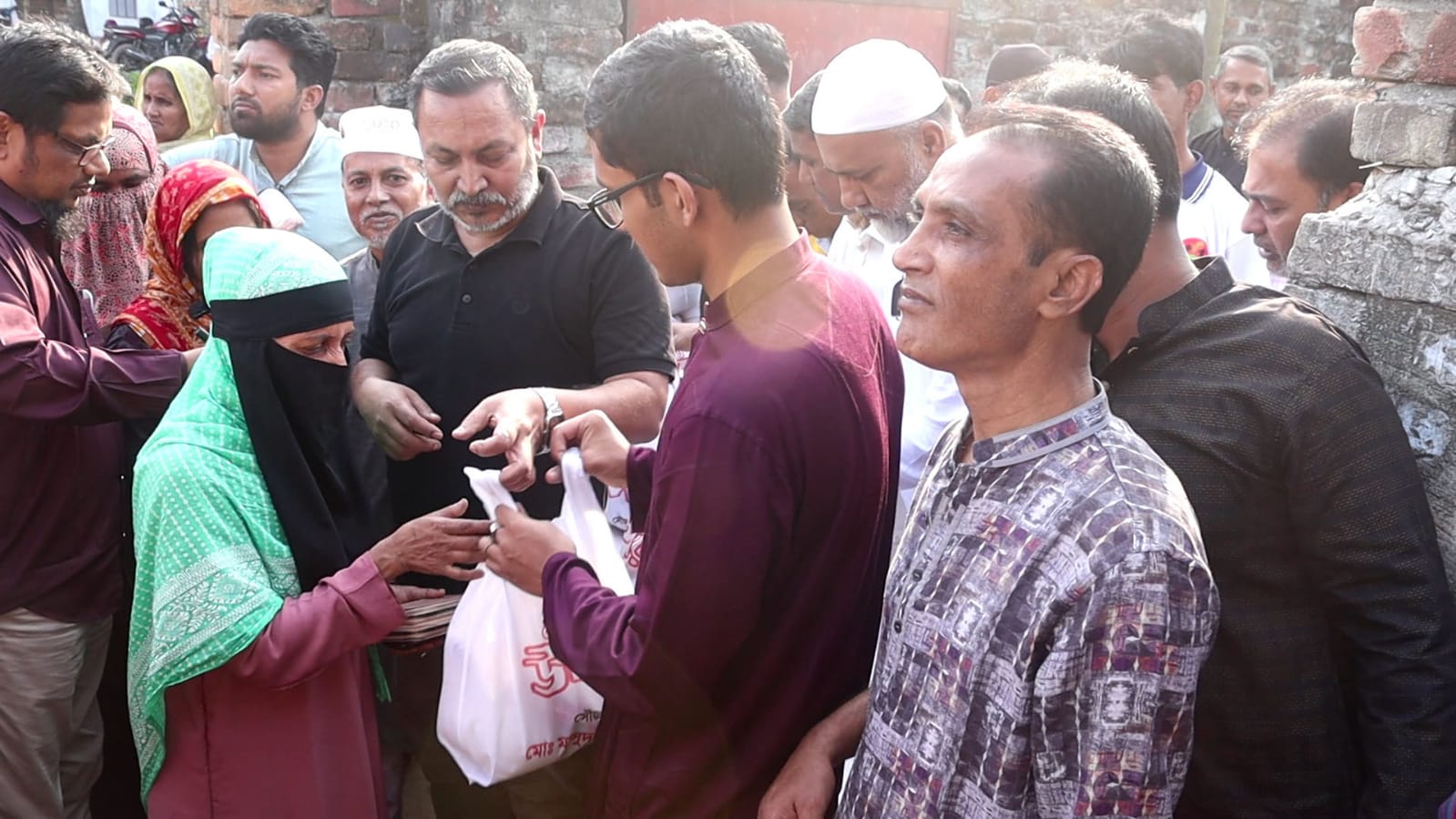 নওগাঁয় ৭শতাধিক অসহায়দের মাঝে ঈদ সামগ্রি উপহার বিতরণ করলেন তুহিন