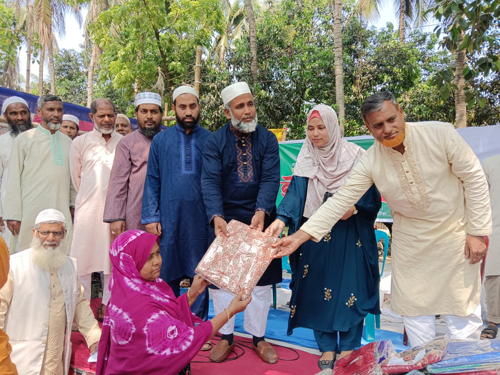 গোমস্তাপুরে প্রধানমন্ত্রীর ত্রাণ তহবিল থেকে বরাদ্দকৃত ঈদ উপহার শাড়ি ও নগদ অর্থ বিতরণ