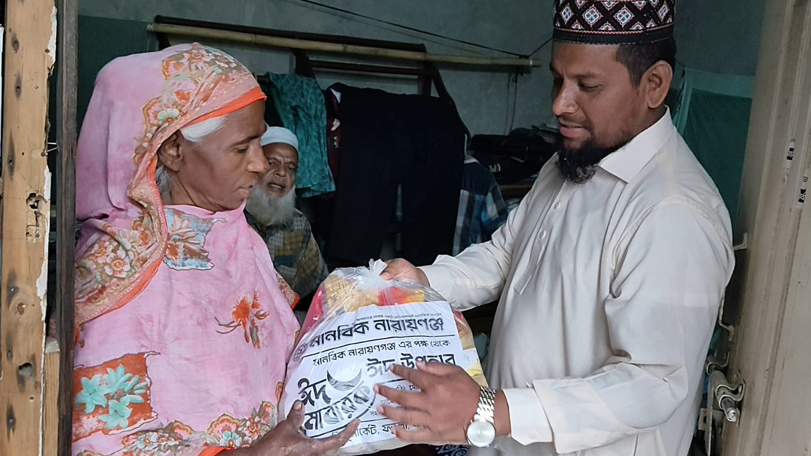মানবিক নারায়ণগঞ্জের উদ্যোগে ঈদ সামগ্রী পৌঁছে যাচ্ছে জনগণের দোরগোড়ায়।