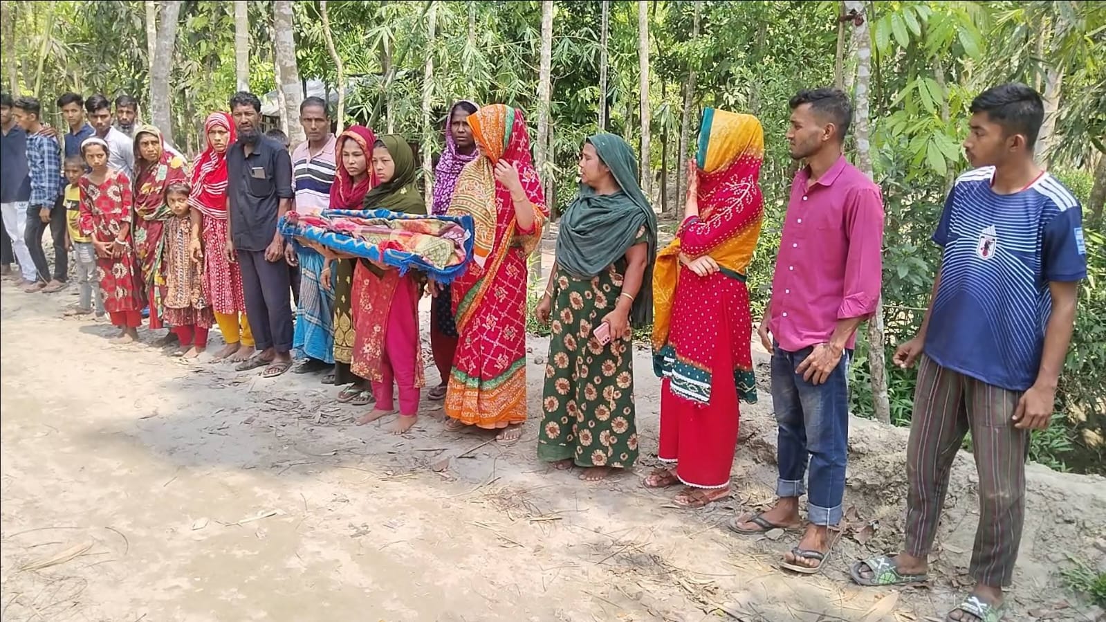 সন্তানের লাশ নিয়ে মানববন্ধনে দাঁড়িয়ে বিচার চাইলেন মা