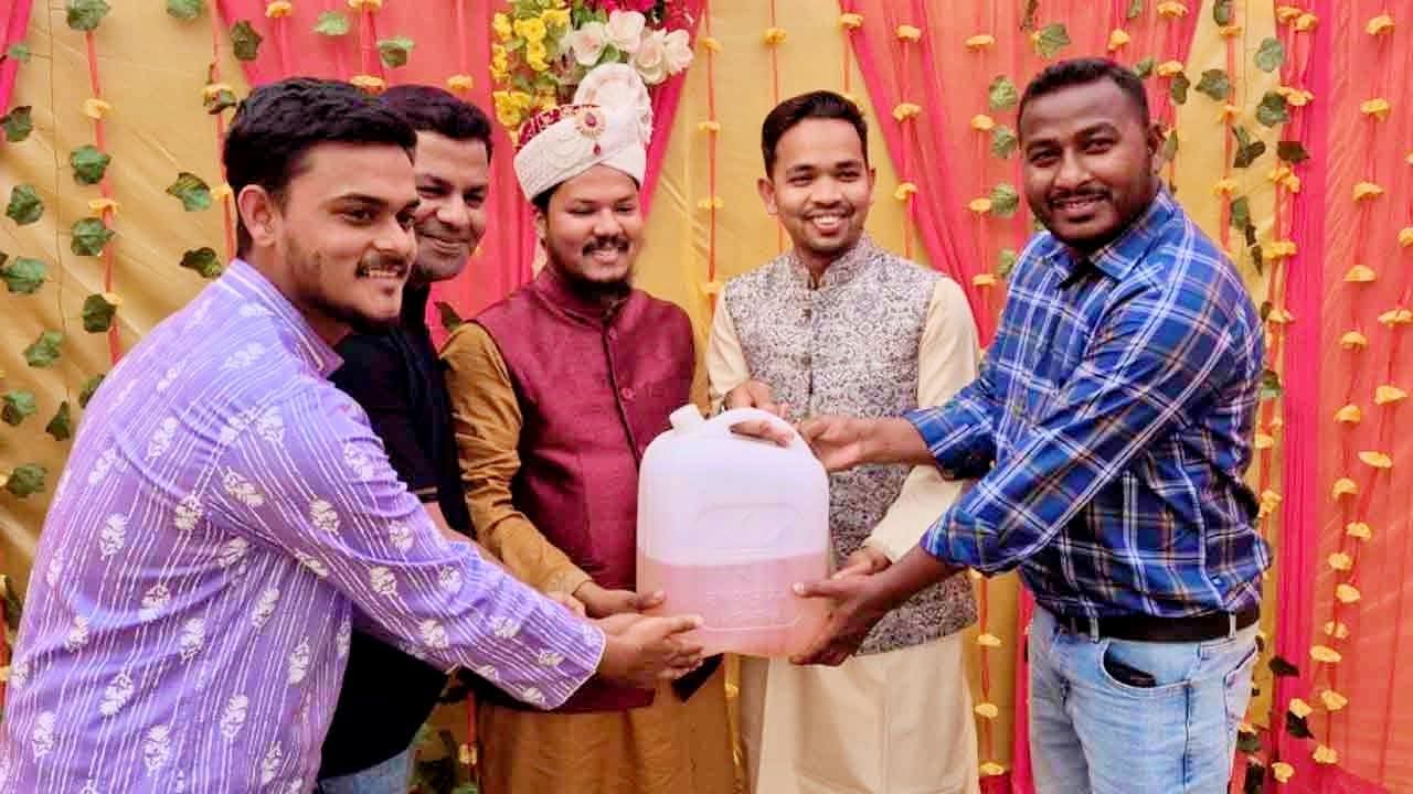 বিয়ের অনুষ্ঠানে বরকে ৫ লিটার অকটেন উপহার