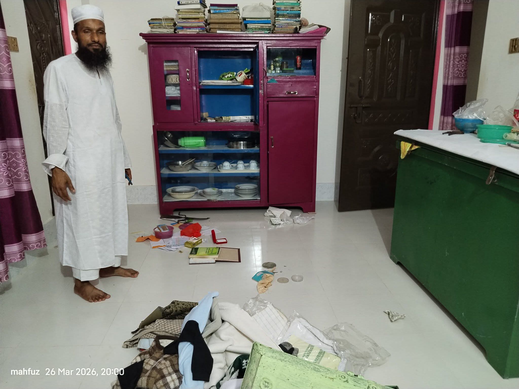 রাজাপুরে মাদ্রাসা সুপারের বাসায় চুরি