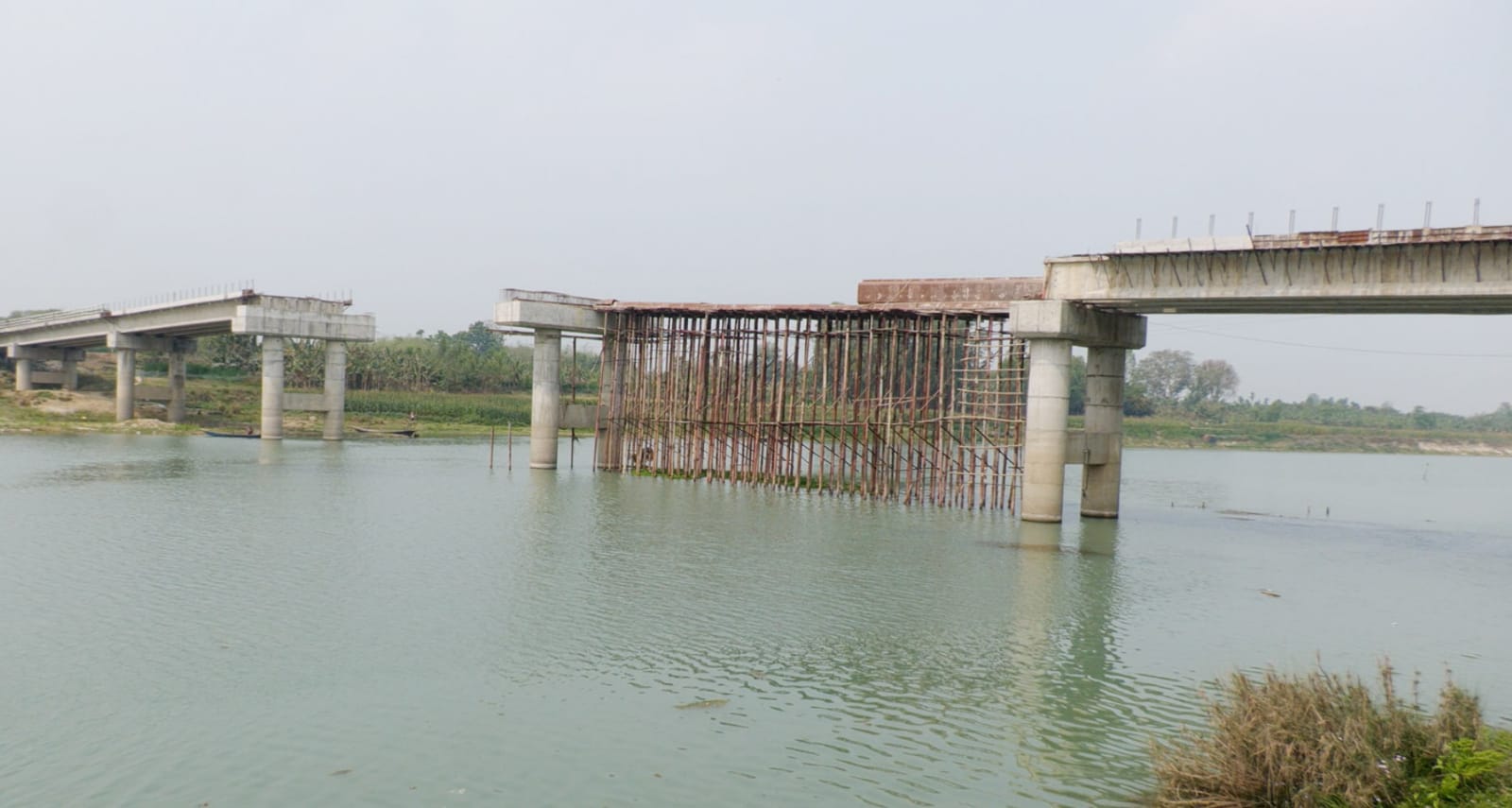 নির্ধারিত সময়ের সাড়ে তিন বছরেও সেতুর কাজ শেষ হয়নি