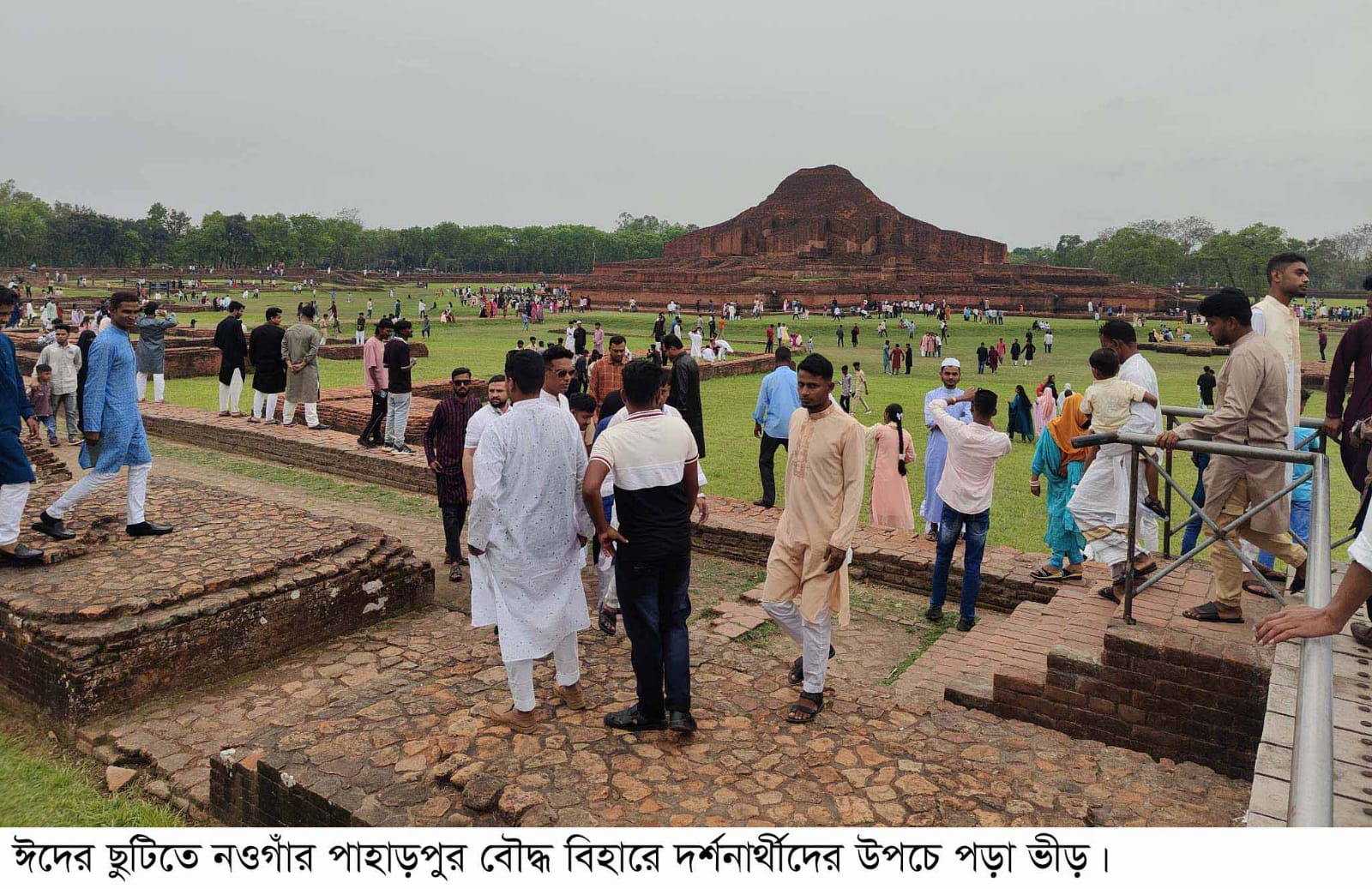 নওগাঁয় বিনোদন কেন্দ্রে দর্শনার্থীদের উপচেপড়া ভিড়