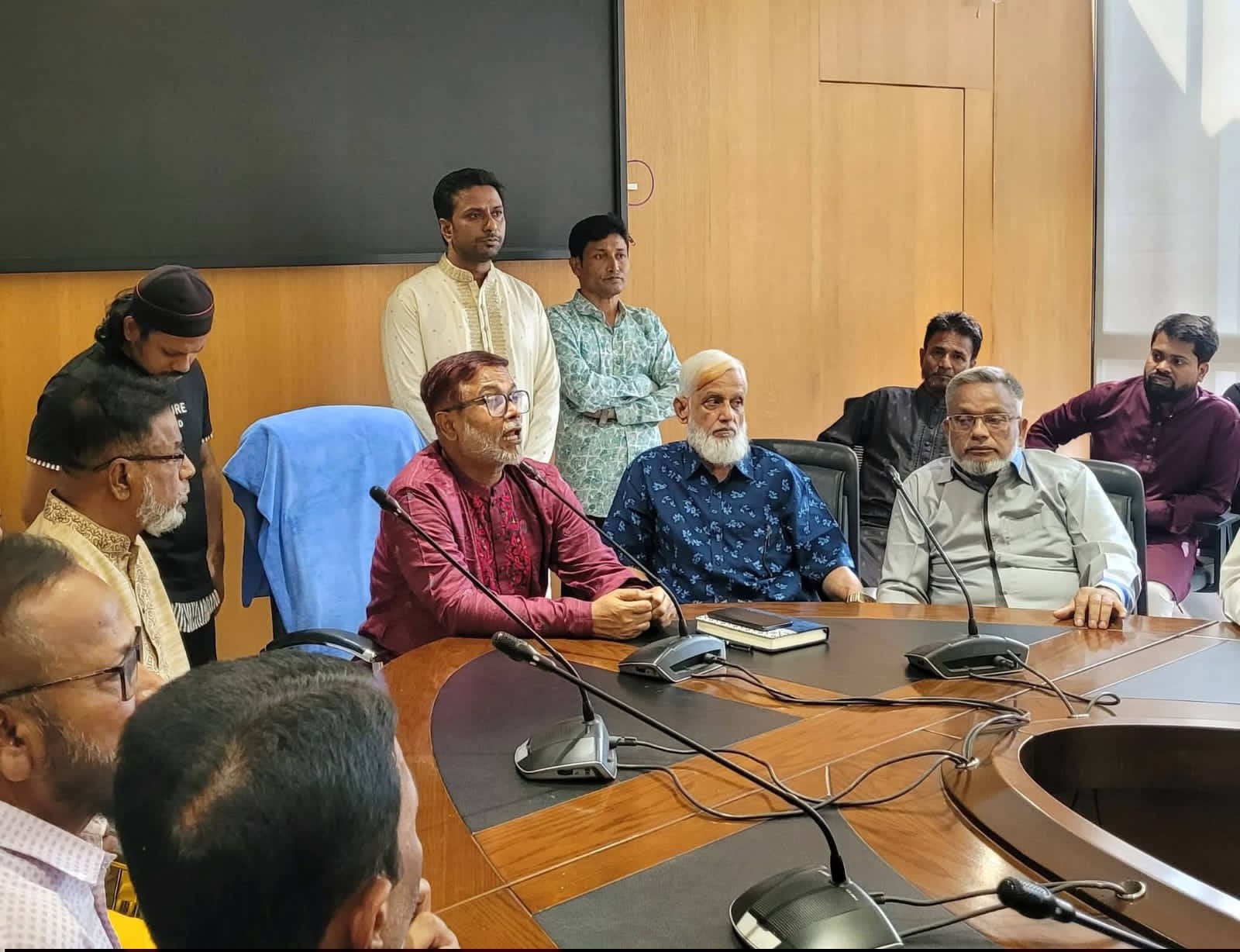 ঈদের আমেজে সৌহার্দ্য বাড়াতে মাঠে প্রশাসক—সিদ্ধিরগঞ্জে স্থানীয় নেতাদের সঙ্গে সৌজন্য সাক্ষাৎ