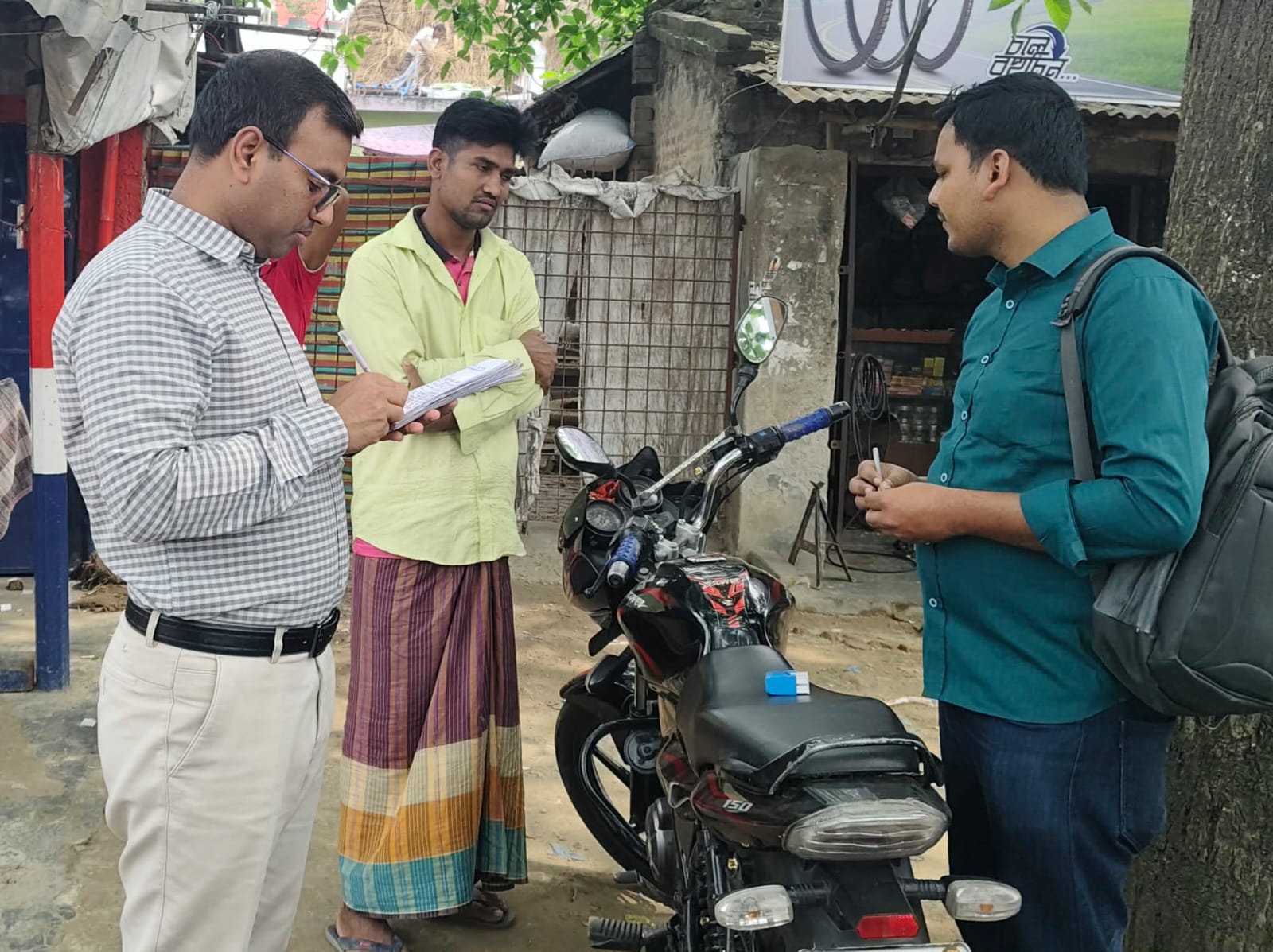 গোমস্তাপুরে ভ্রাম্যমাণ আদালতের অভিযান, ৩ মটরসাইকেল চালককে জরিমানা