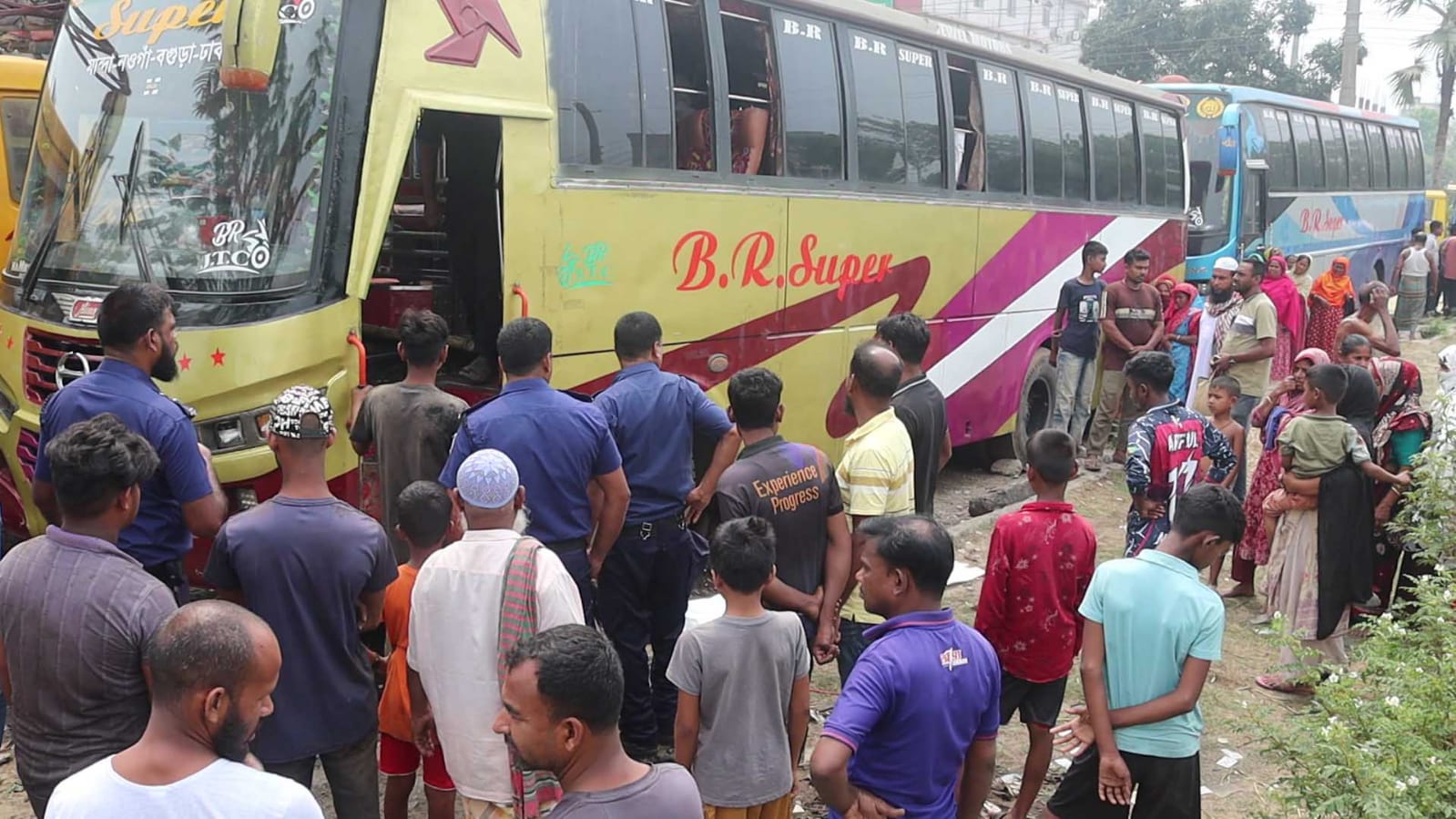 নওগাঁয় বাসের ভেতর থেকে হেলফারের মরদেহ উদ্ধার