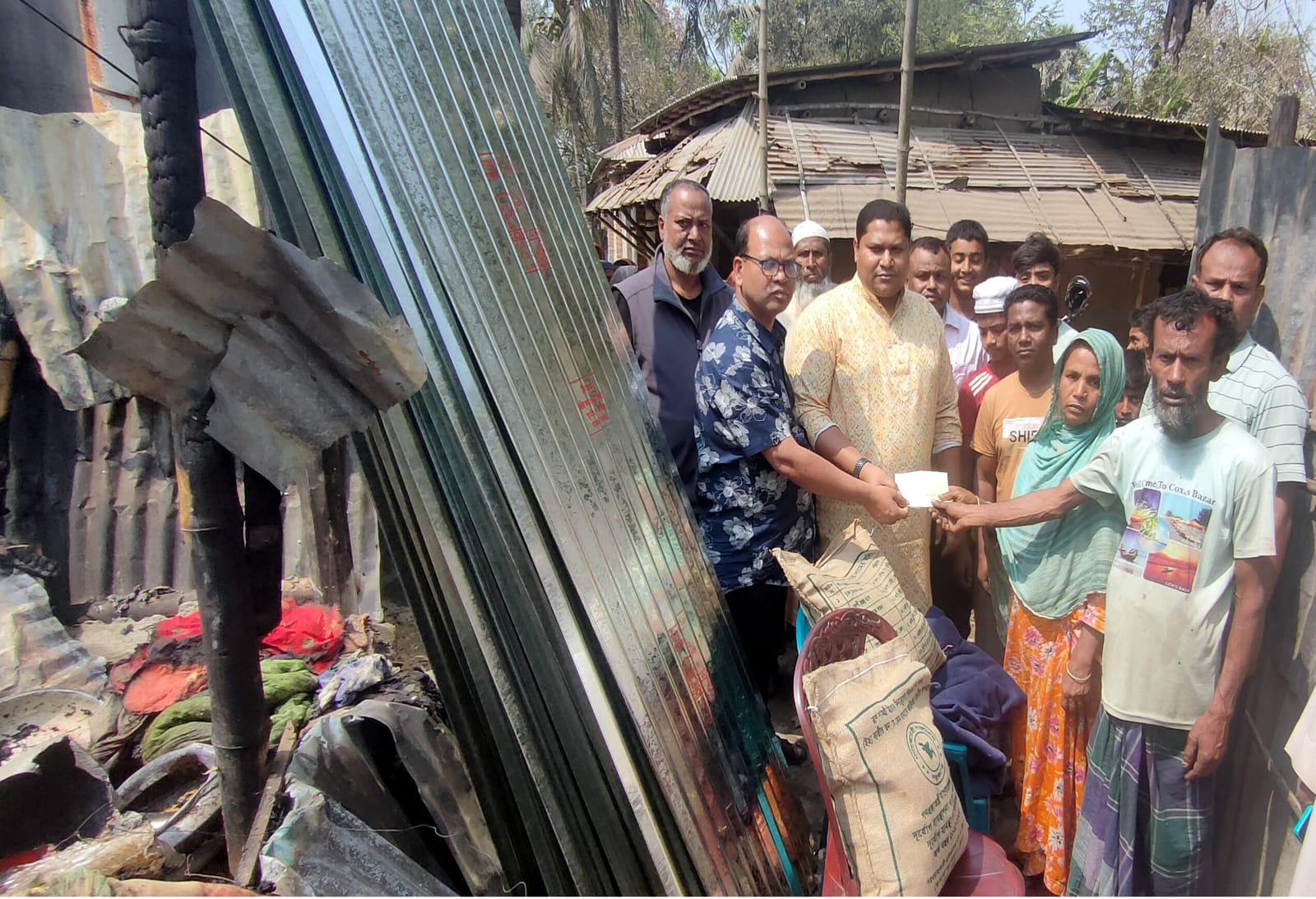 নওগাঁয় ভূমিহীন দিনমজুর সাজ্জাদকে সরকারি সহায়তা