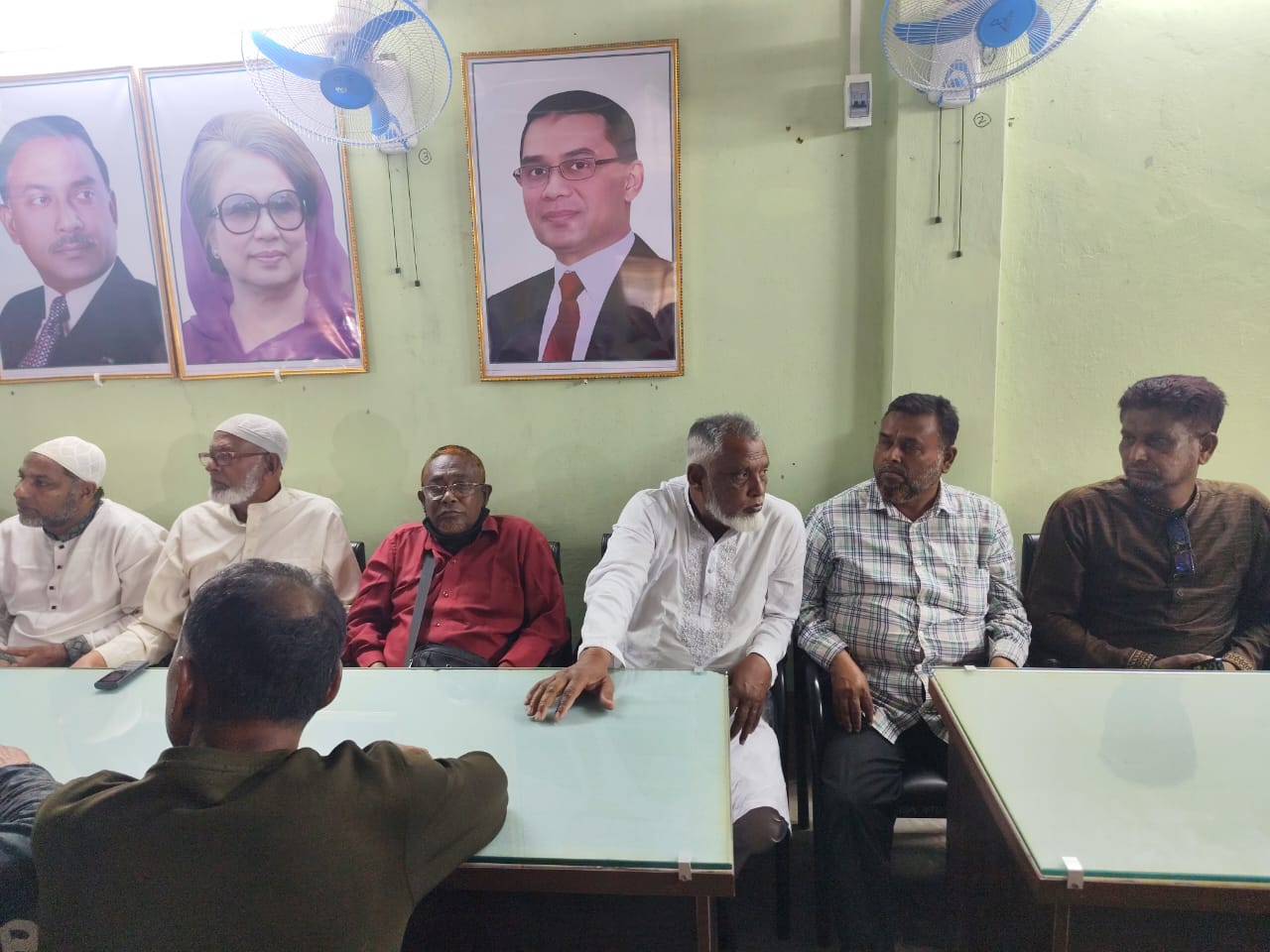 নওগাঁর পত্নীতলায় বিএনপির কেন্দ্রীয় নেতা ও তার স্ত্রীরকে নিয়ে ক/টূ/ক্তি