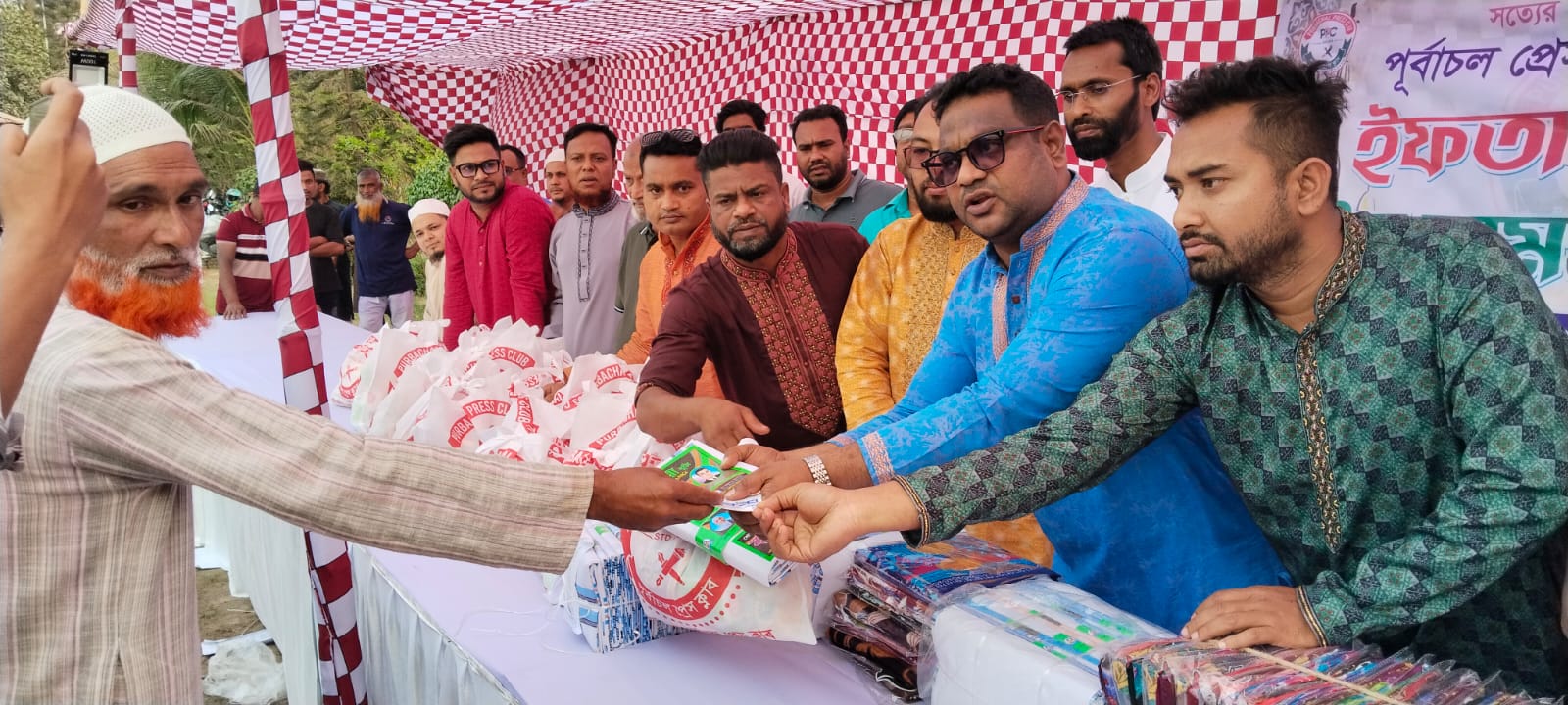 রূপগঞ্জে পূর্বাচল প্রেসক্লাবের উদ্যোগে ইফতার মাহফিল ও দুস্থ পরিবারের মাঝে ঈদ সামগ্রী বিতরণ।