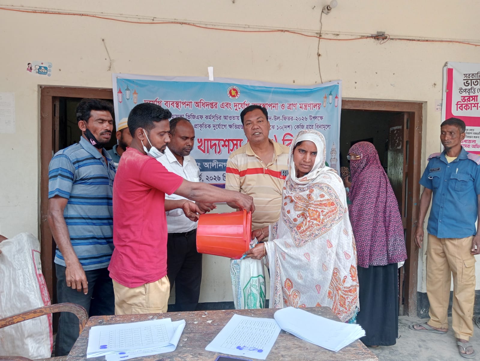 গোমস্তাপুরের আলীনগর ইউনিয়নে ভিজিএফের চাল বিতরণ কার্যক্রমের উদ্বোধন