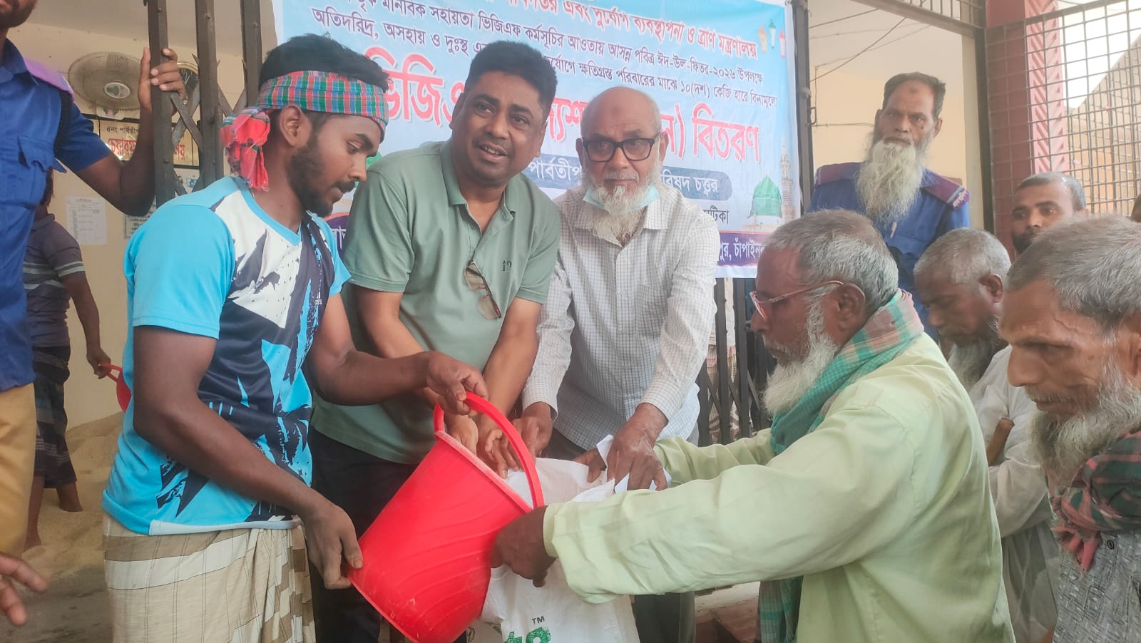 গোমস্তাপুরের পার্বতীপুর ইউনিয়নে ভিজিএফের চাল বিতরণ কার্যক্রমের উদ্বোধন