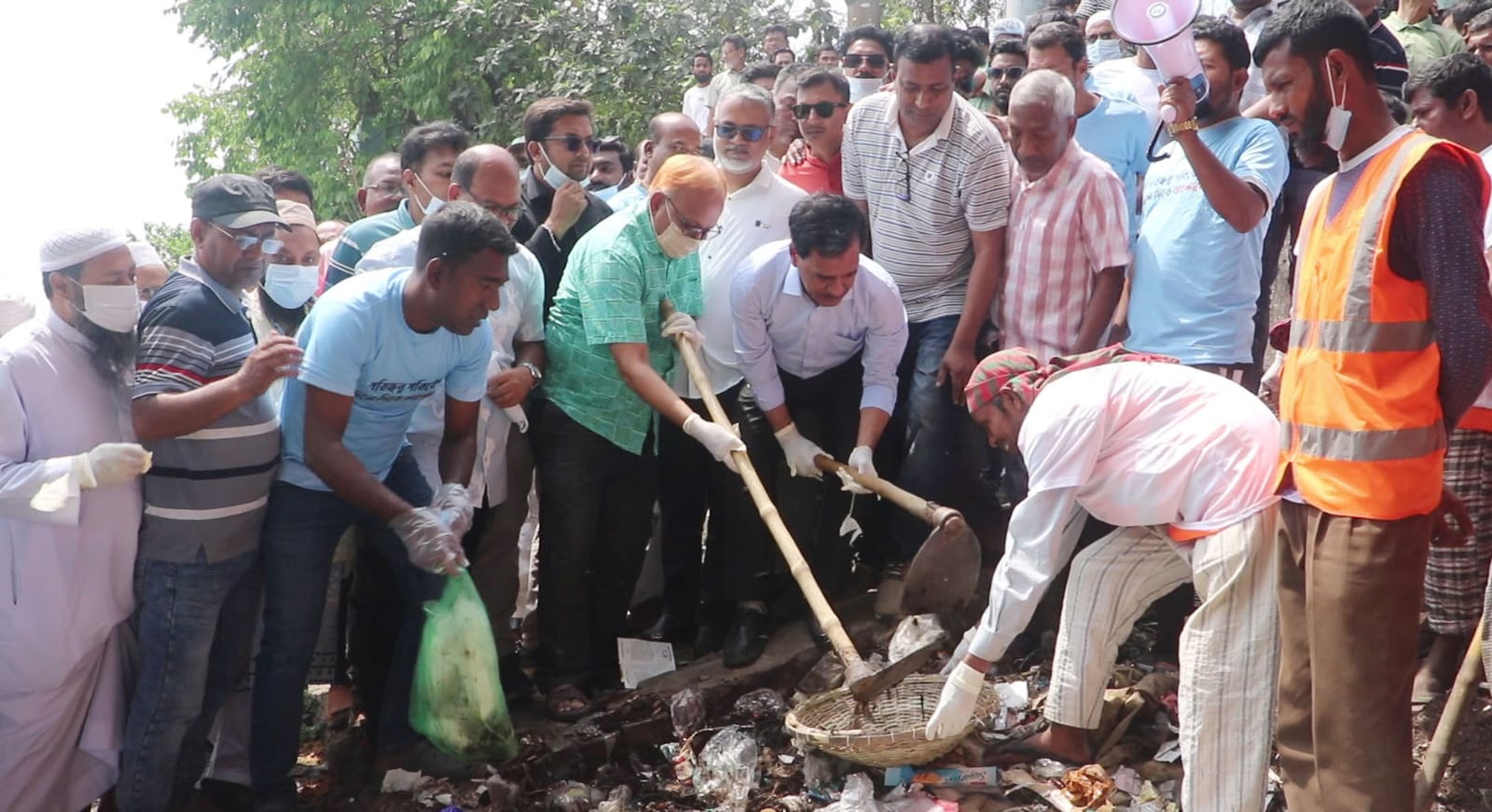 নওগাঁয় পরিষ্কার-পরিচ্ছন্নতা কার্যক্রমের উদ্বোধন করলেন এমপি ধলু