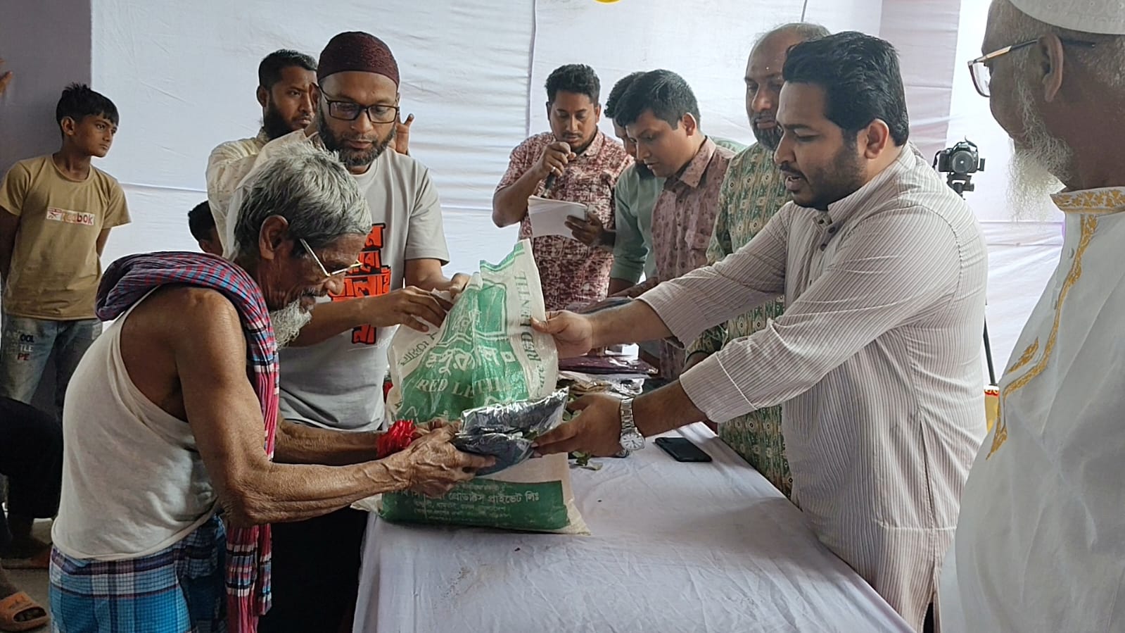 মুসলিমপাড়া সমাজকল্যাণ ফাউন্ডেশনের উদ্যোগে ঈদ সামগ্রী বিতরণ।