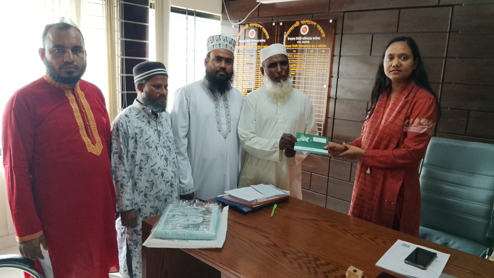 সৌজন্য সাক্ষাৎ ও ঈদ উপহারে উজ্জ্বল মুহূর্ত: নারায়ণগঞ্জ বন্দরে ইউএনও শিবানী সরকারের সঙ্গে উপজেলা জামায়াত।