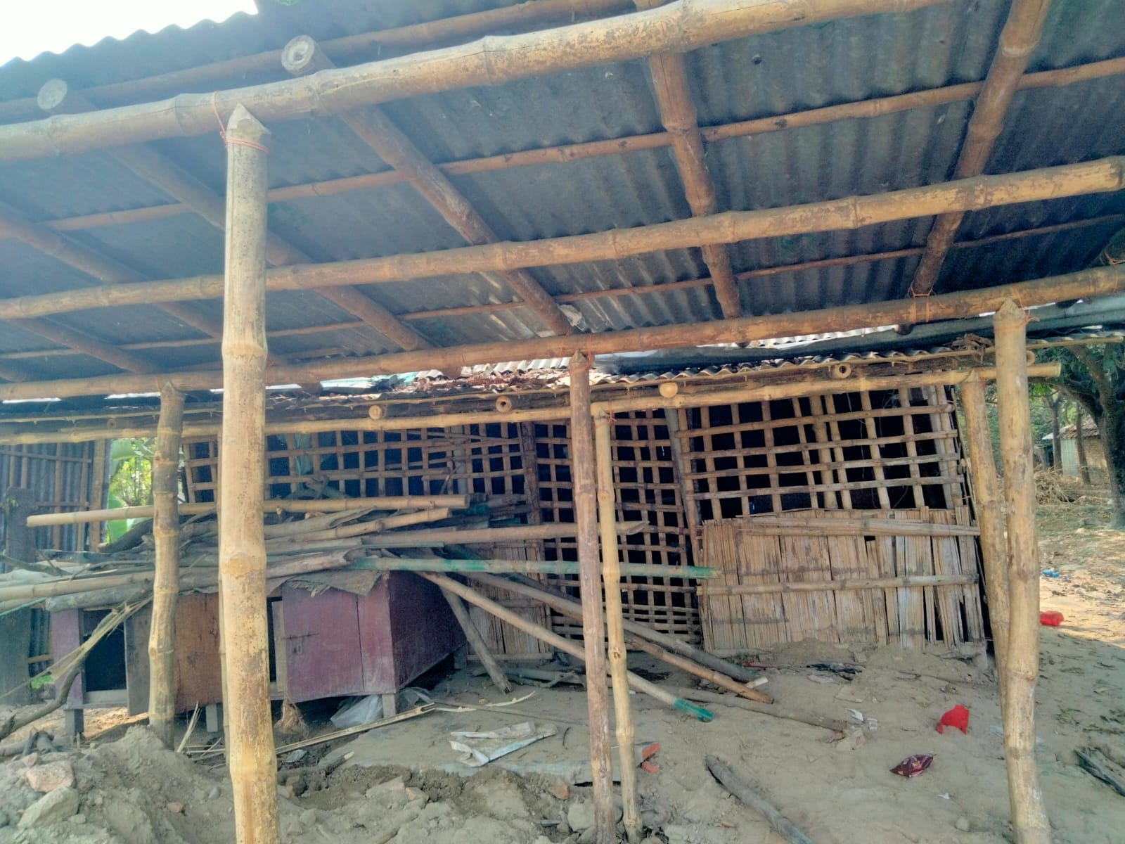 চাঁপাইনবাবগঞ্জে ককটেল বিস্ফোরণ ঘটিয়ে বিল দখলের চেষ্টা থানায় অভিযোগ